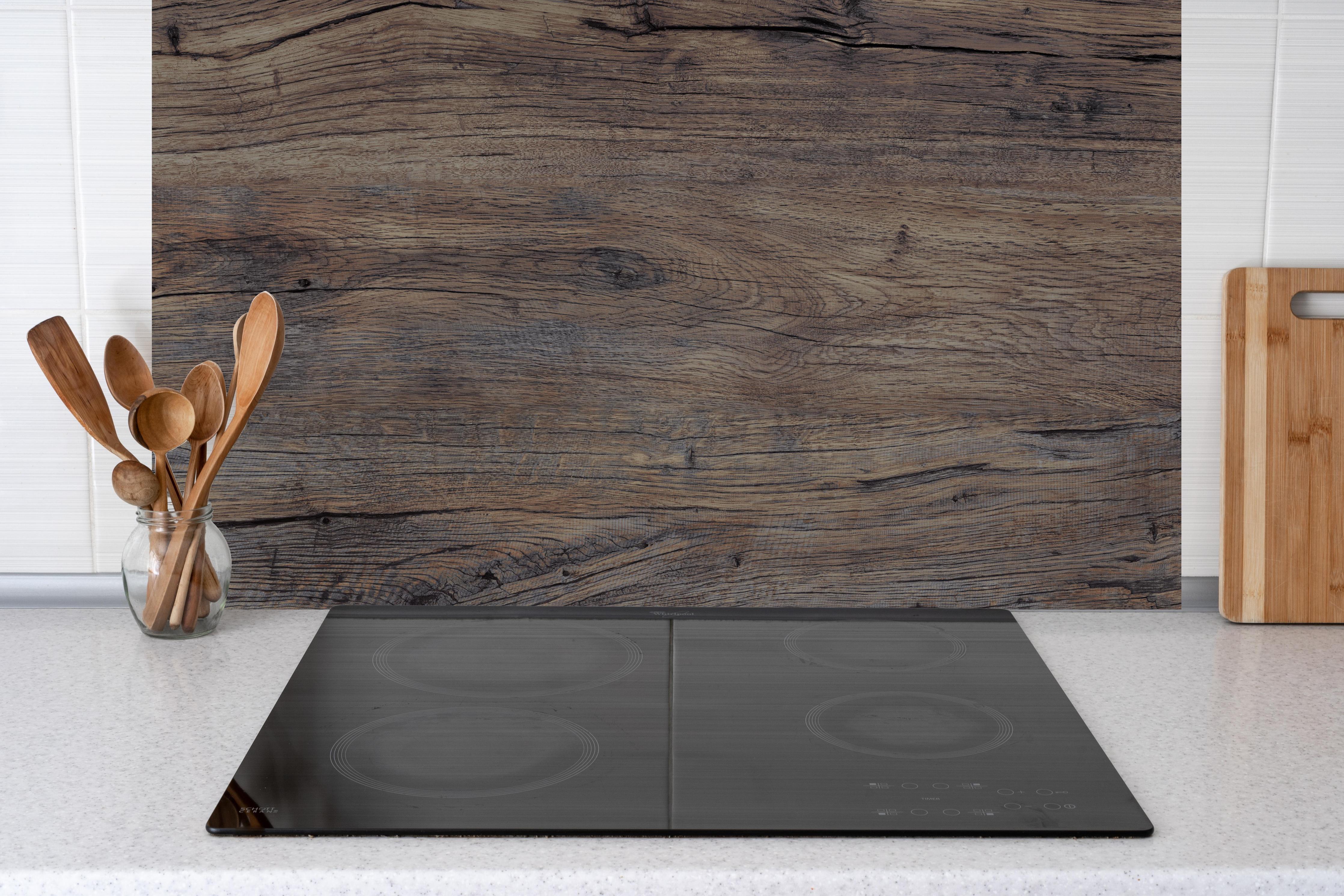 Küche - Vintage gräuliche Holztextur hinter Cerankochfeld und Holz-Kochutensilien