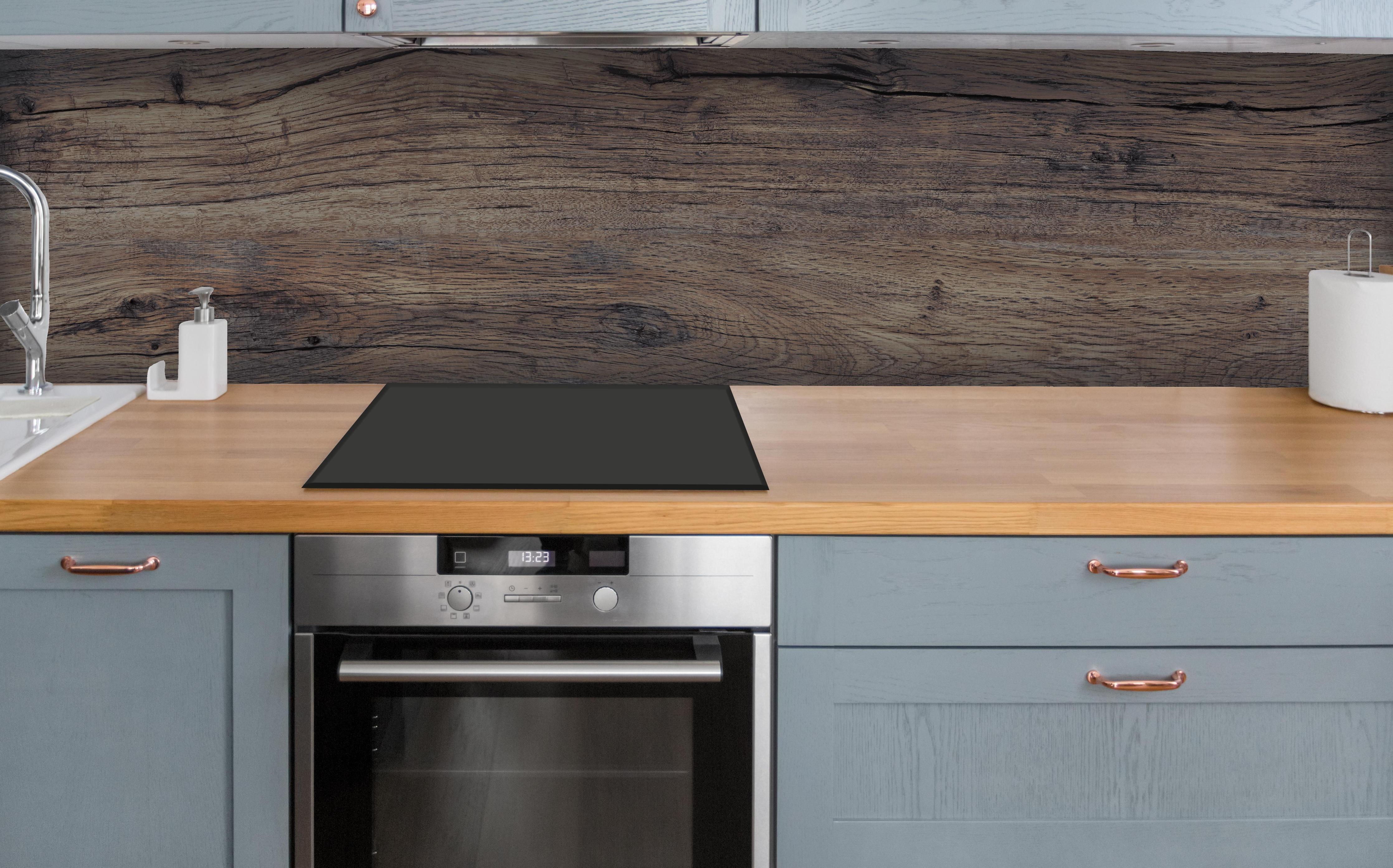 Küche - Vintage gräuliche Holztextur über polierter Holzarbeitsplatte mit Cerankochfeld