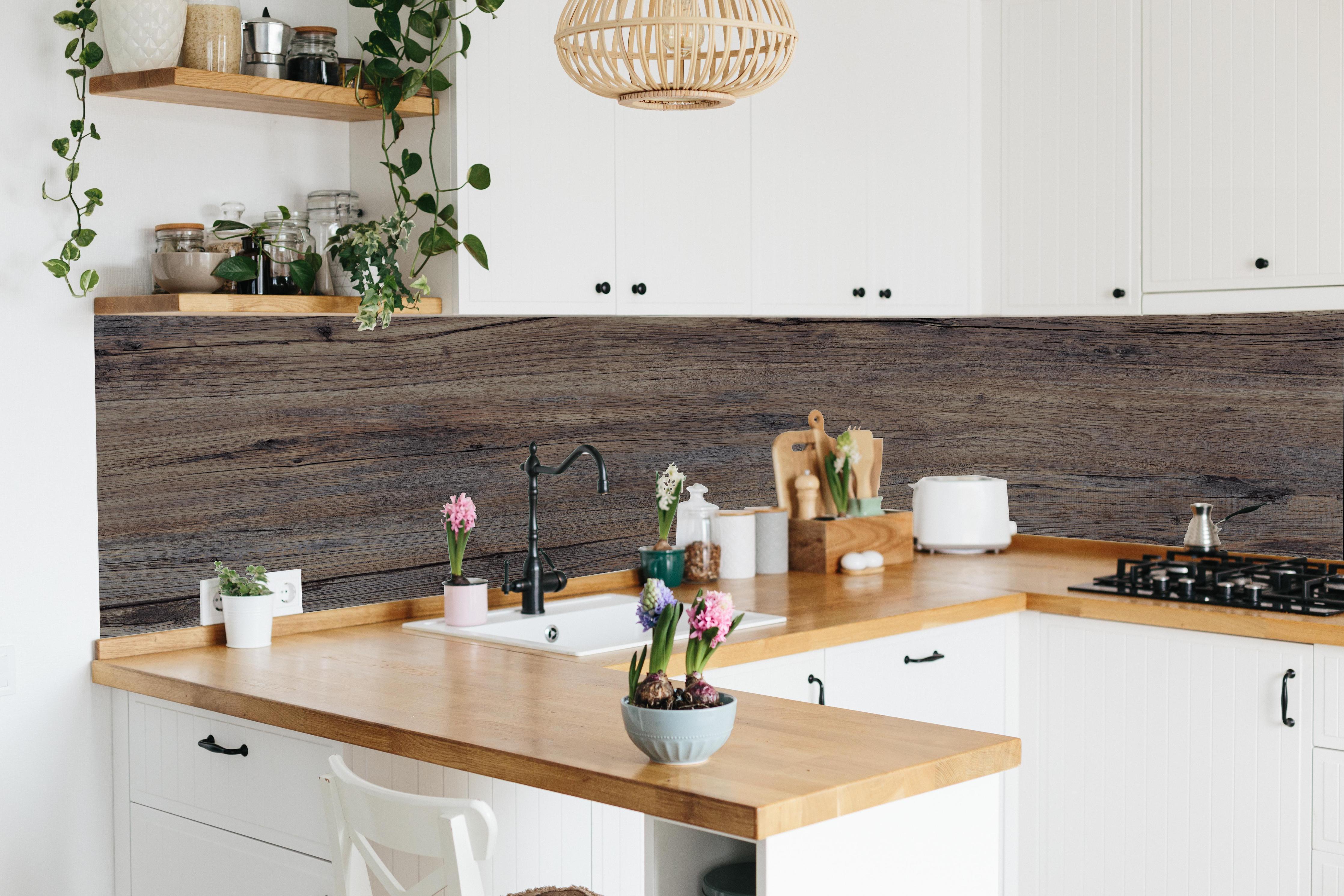 Küche - Vintage gräuliche Holztextur in lebendiger Küche mit bunten Blumen