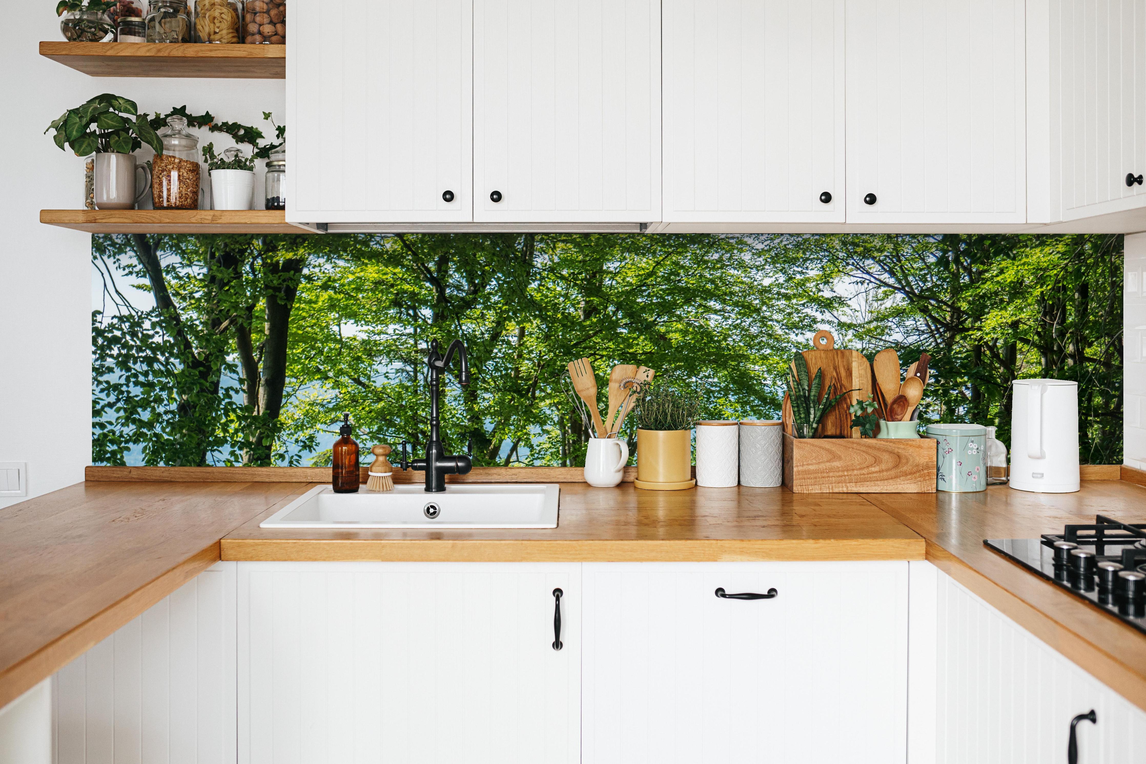 Küche - Waldweg Beskiden Polen in weißer Küche hinter Gewürzen und Kochlöffeln aus Holz