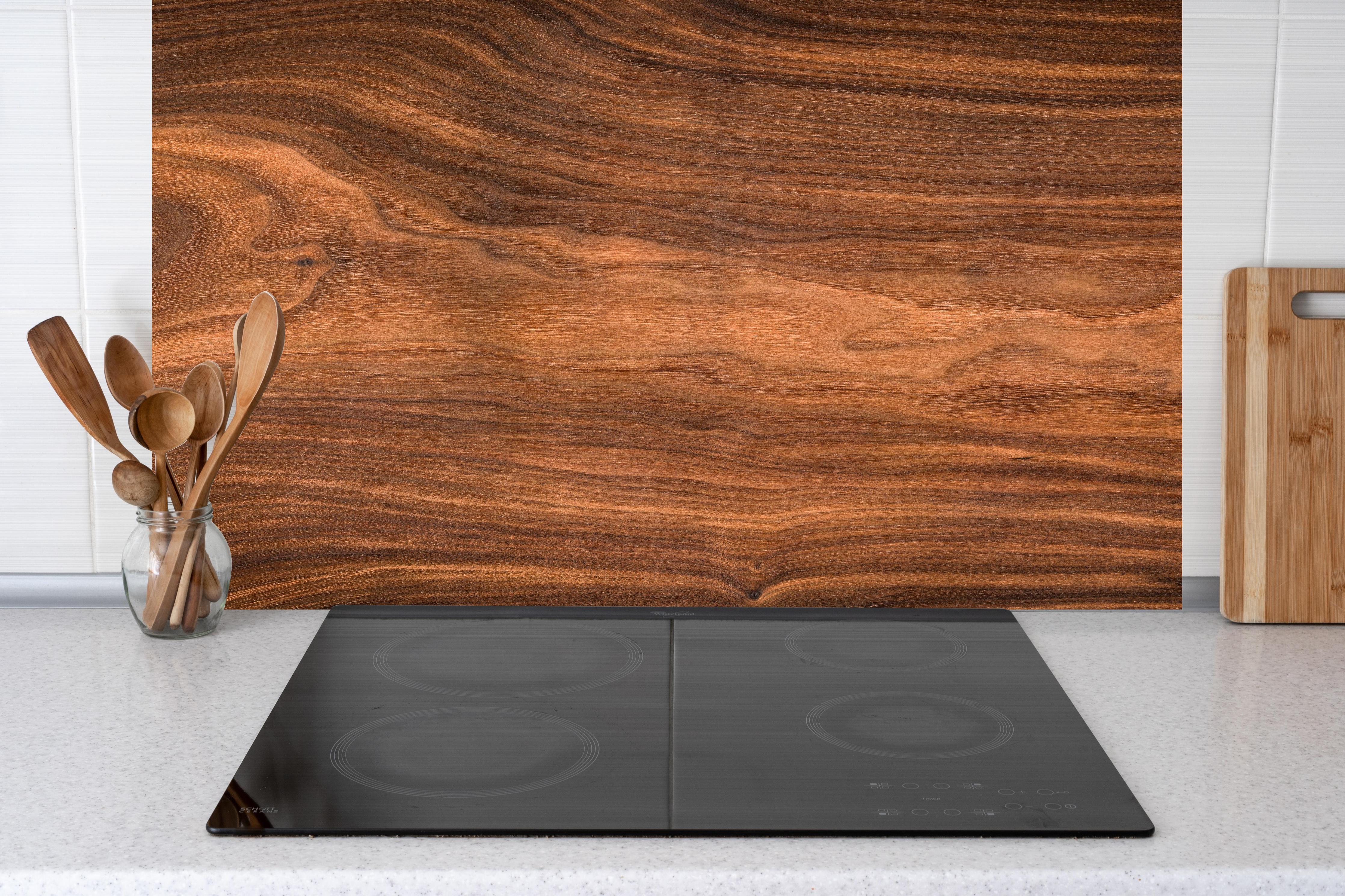 Küche - Walnussholz hinter Cerankochfeld und Holz-Kochutensilien