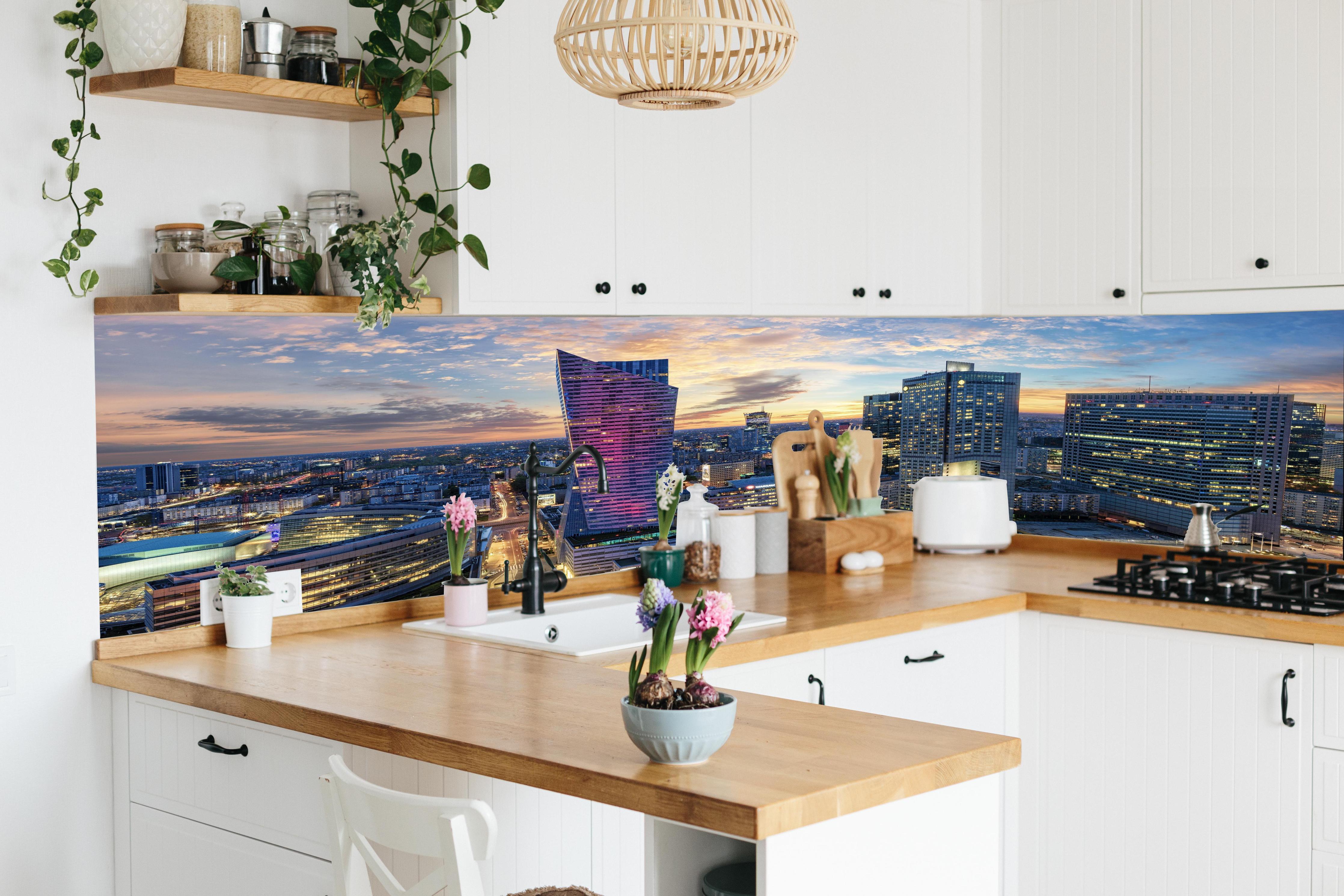 Küche - Warschau mit modernen Wolkenkratzer bei Sonnenuntergang in lebendiger Küche mit bunten Blumen