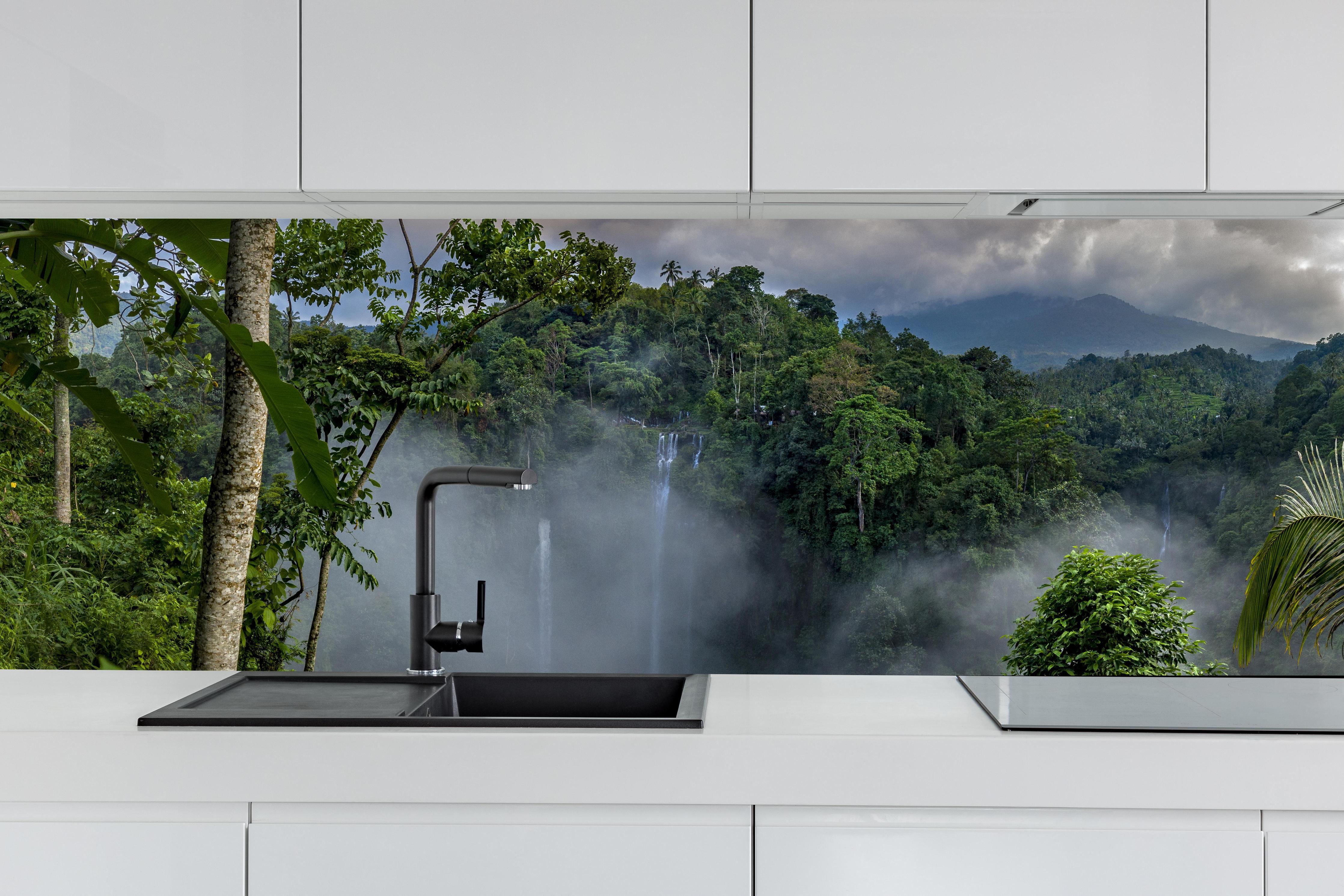 Küche - Wasserfälle im Regenwald hinter weißen Hochglanz-Küchenregalen und schwarzem Wasserhahn