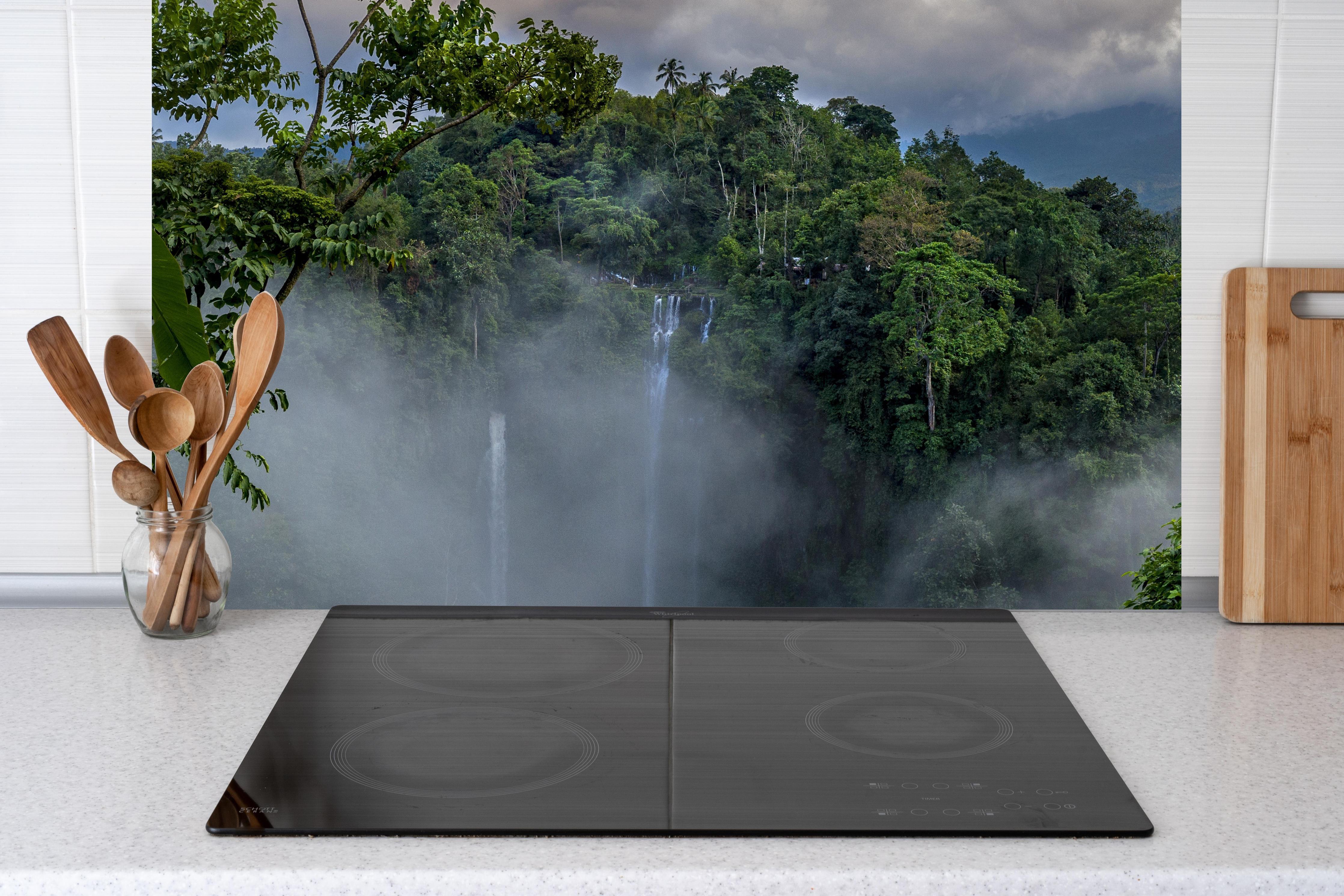 Küche - Wasserfälle im Regenwald hinter Cerankochfeld und Holz-Kochutensilien