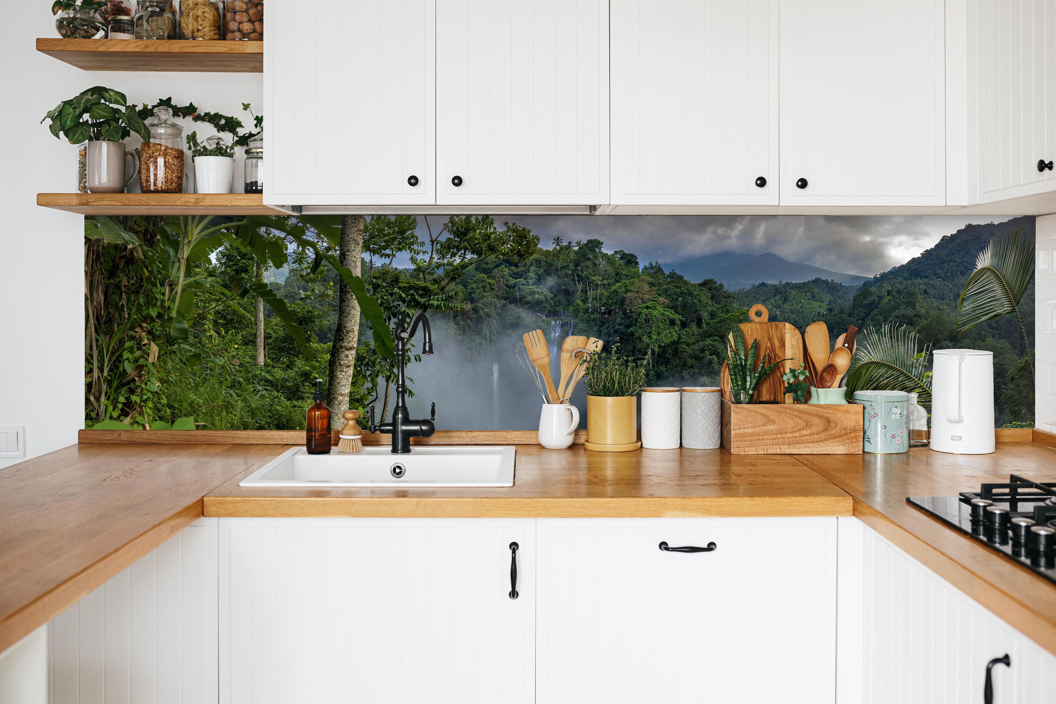Küche - Wasserfälle im Regenwald in weißer Küche hinter Gewürzen und Kochlöffeln aus Holz