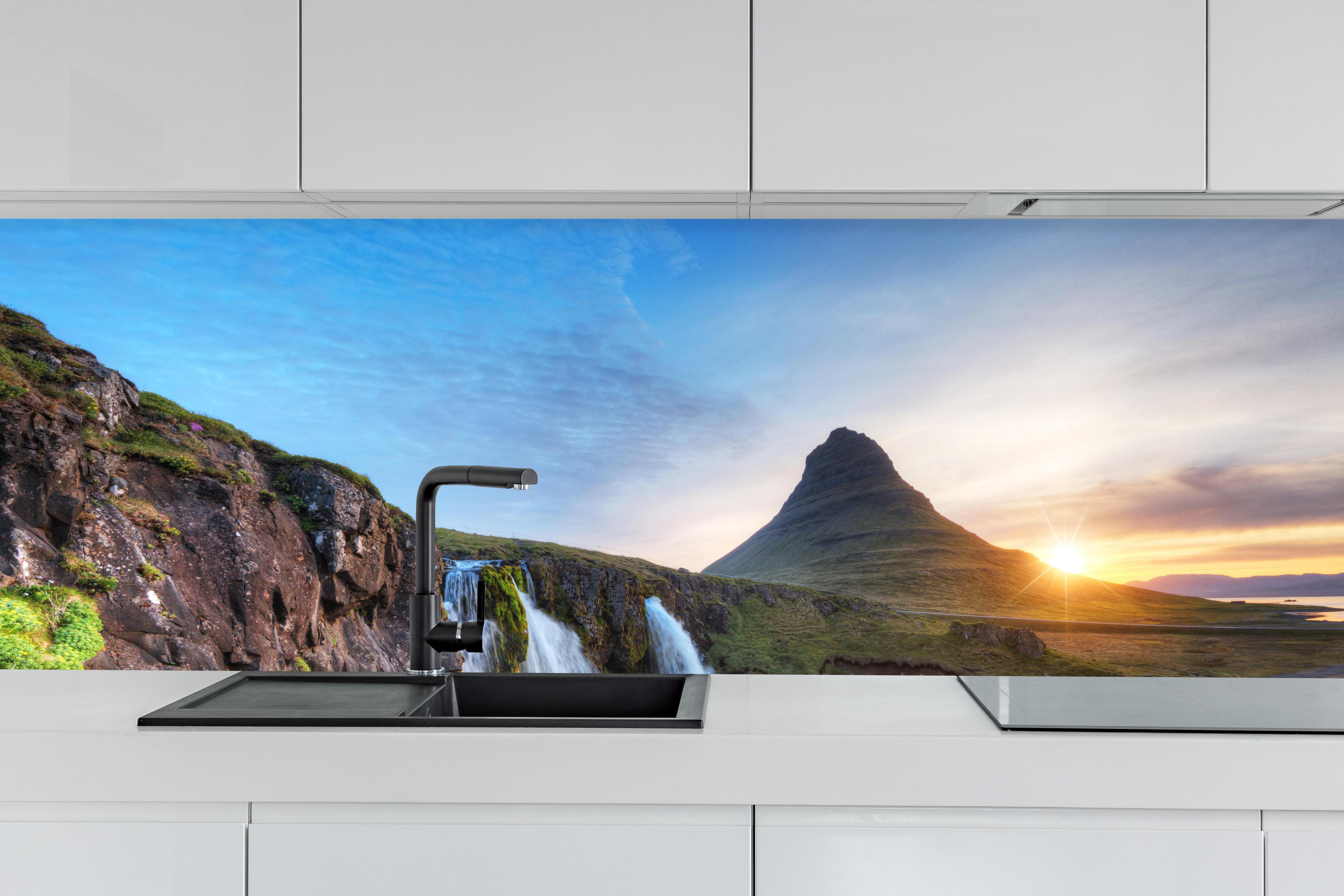 Küche - Wasserfall bei Sonnenuntergang hinter weißen Hochglanz-Küchenregalen und schwarzem Wasserhahn