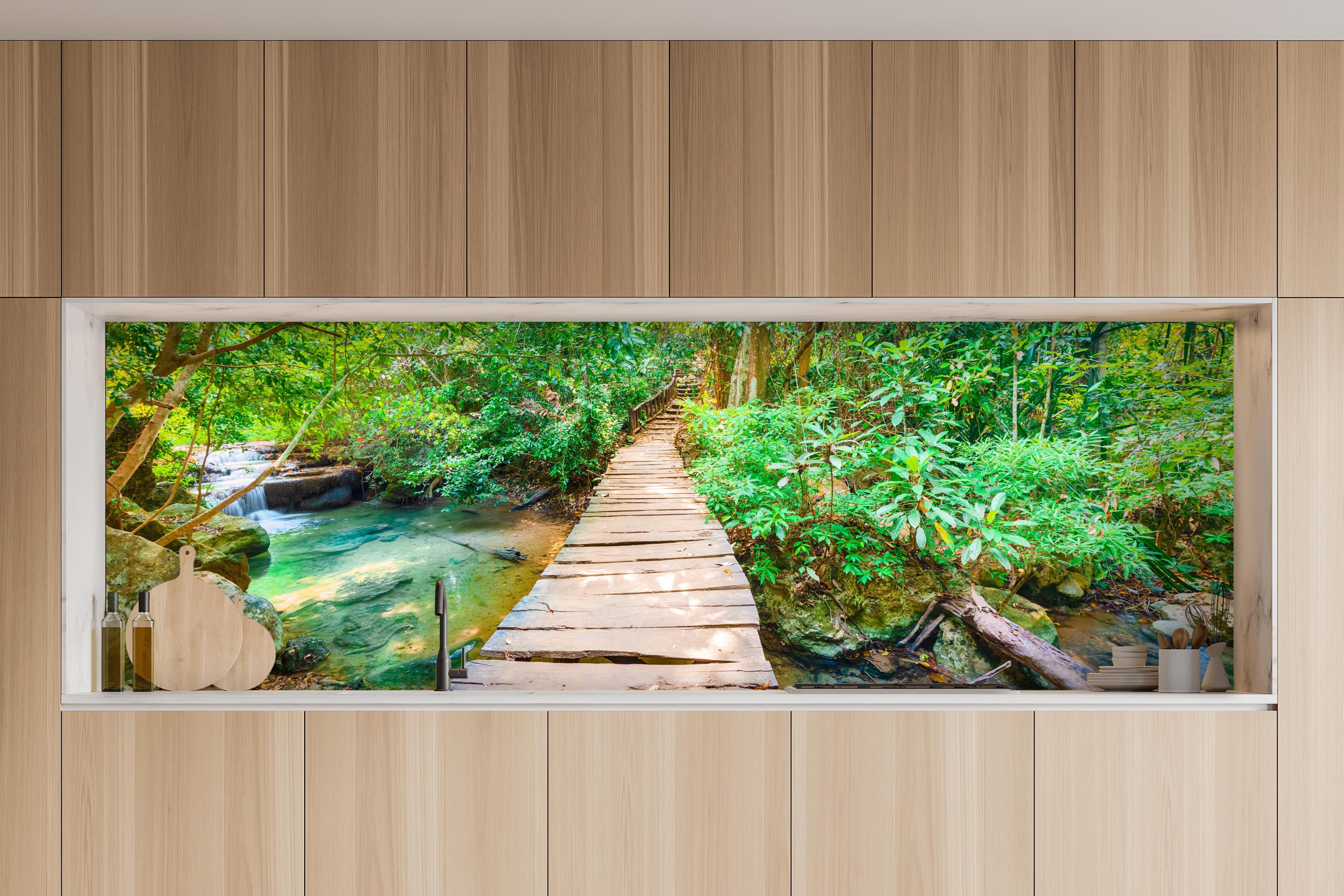 Küche - Wasserfall im Erawan-Nationalpark in charakteristischer Vollholz-Küche mit modernem Gasherd