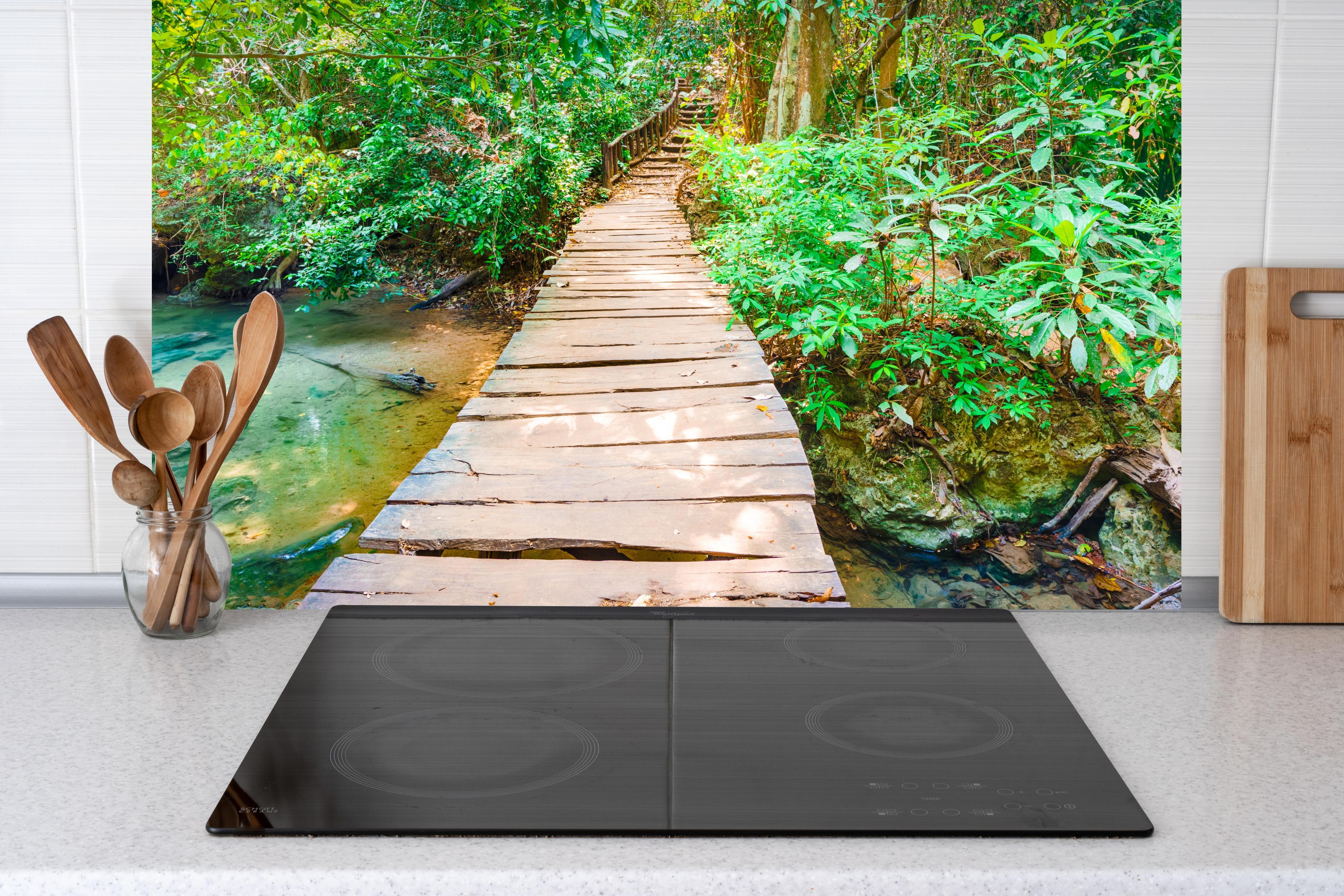 Küche - Wasserfall im Erawan-Nationalpark hinter Cerankochfeld und Holz-Kochutensilien