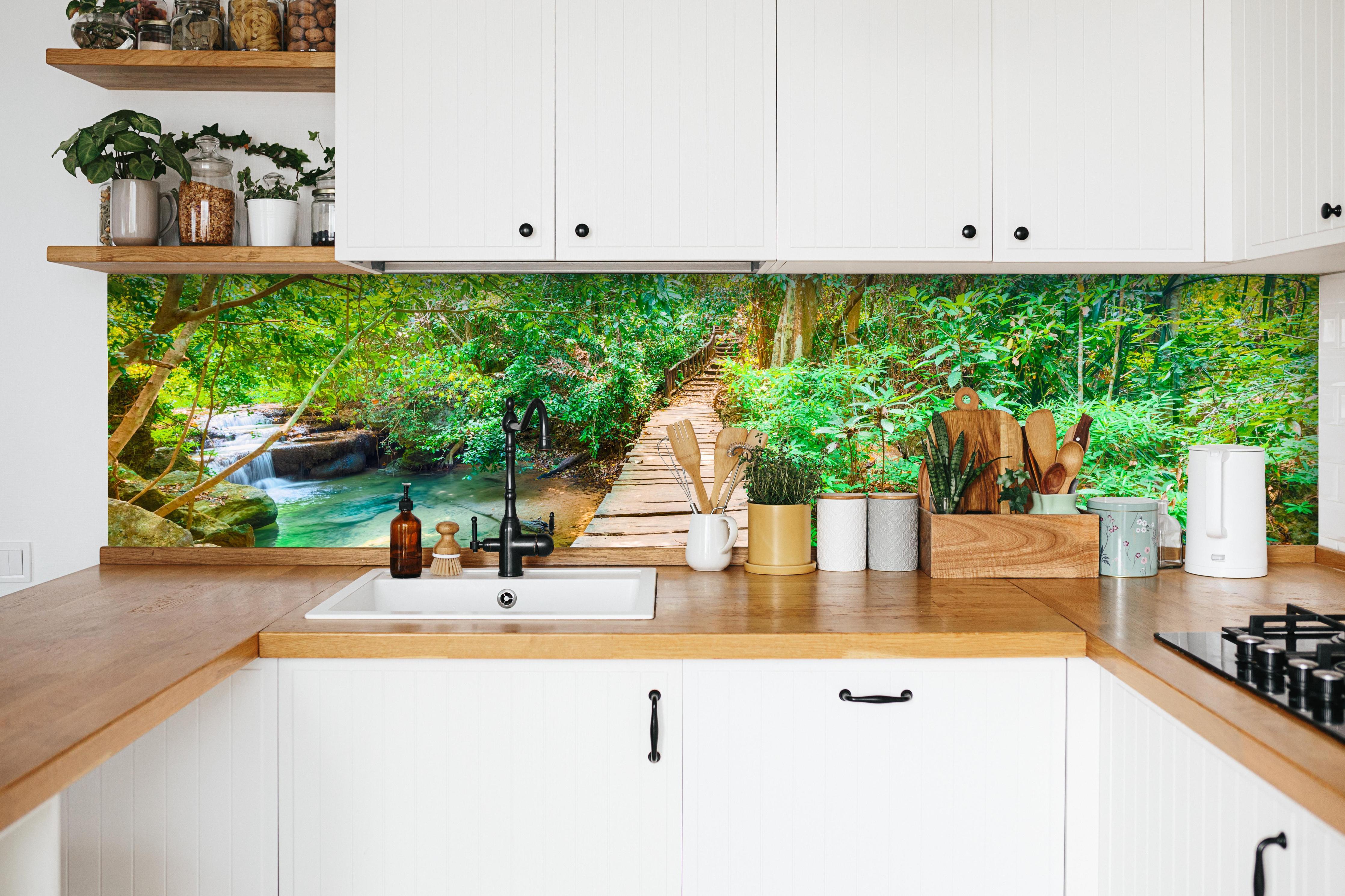 Küche - Wasserfall im Erawan-Nationalpark in weißer Küche hinter Gewürzen und Kochlöffeln aus Holz