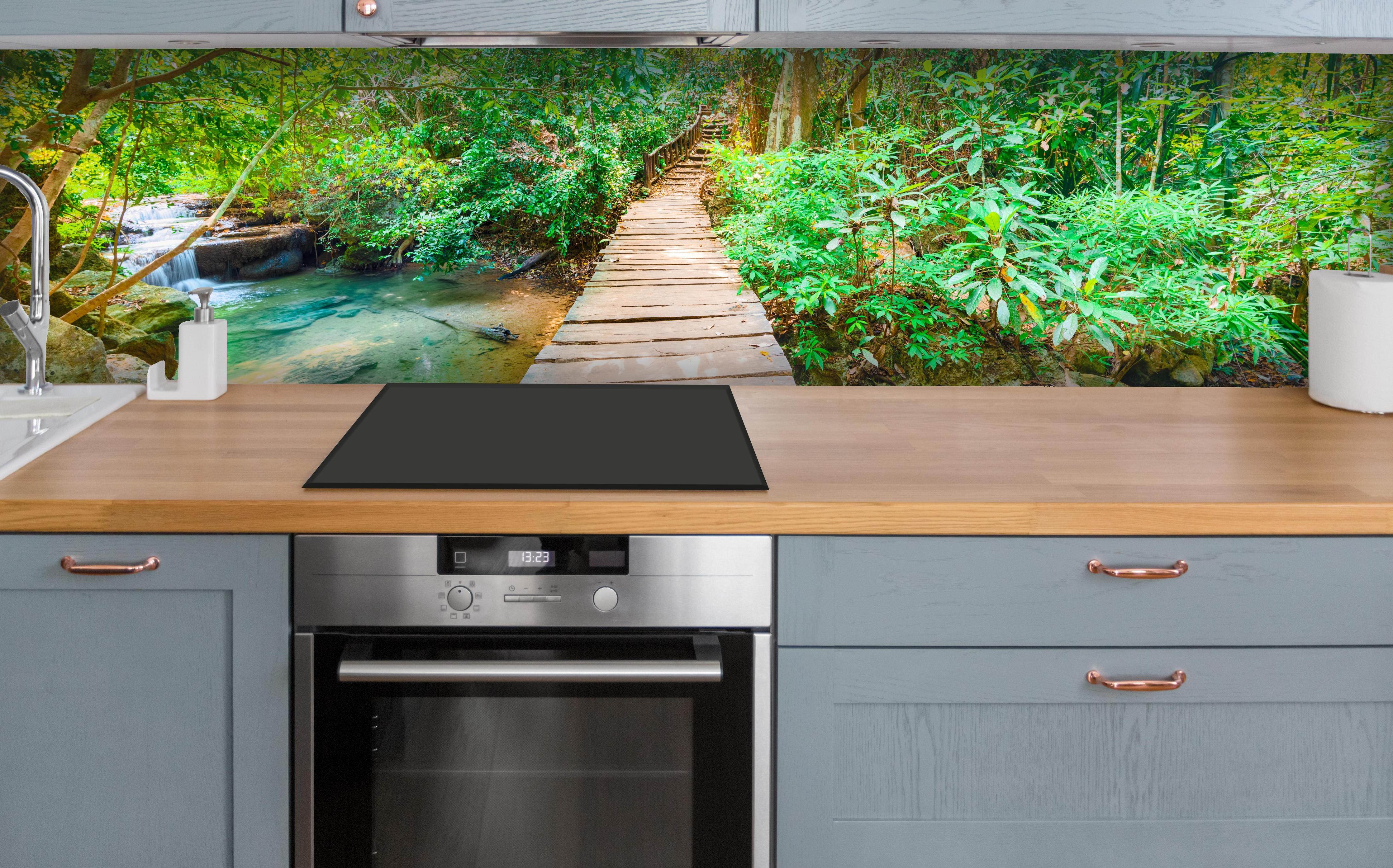 Küche - Wasserfall im Erawan-Nationalpark über polierter Holzarbeitsplatte mit Cerankochfeld