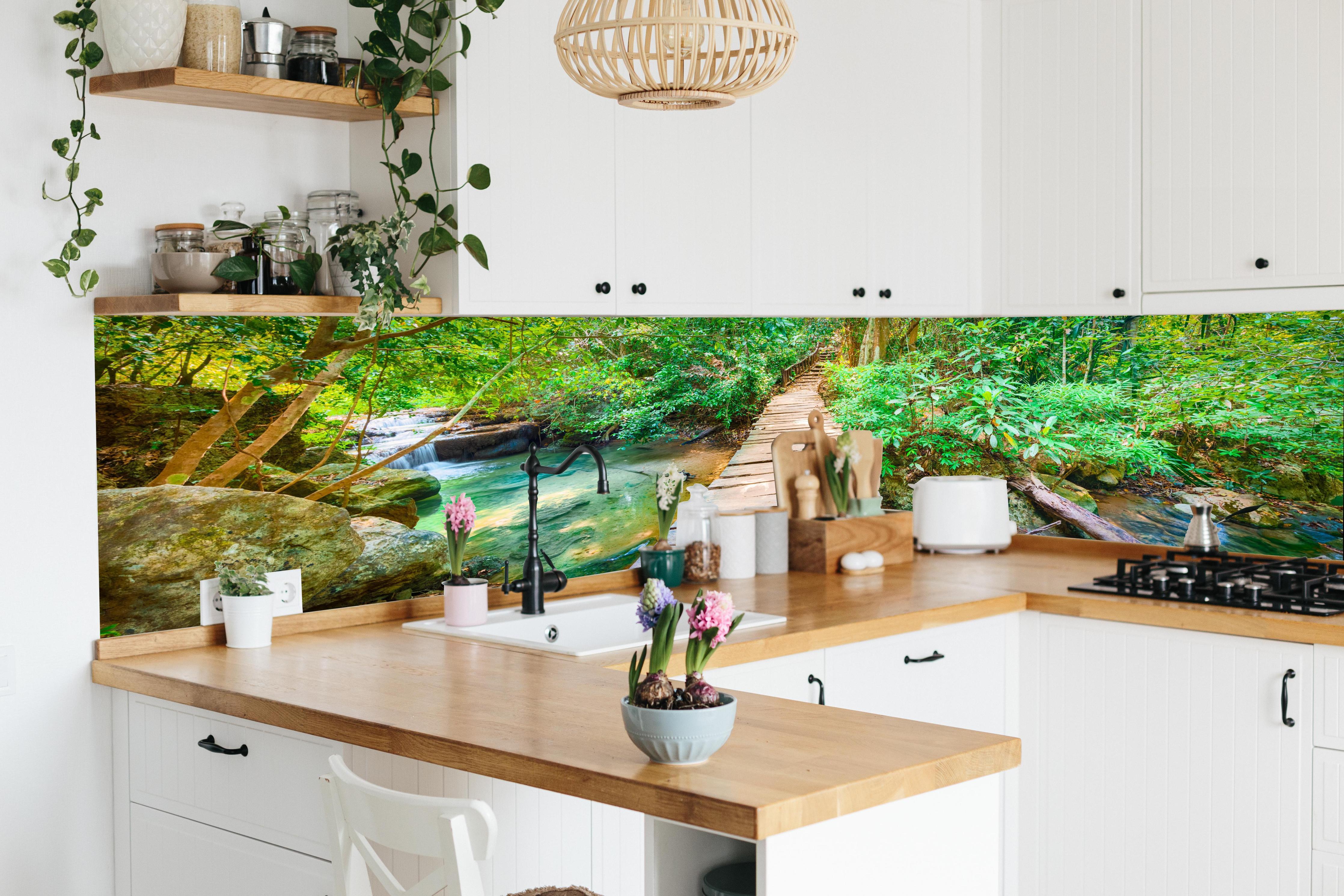 Küche - Wasserfall im Erawan-Nationalpark in lebendiger Küche mit bunten Blumen