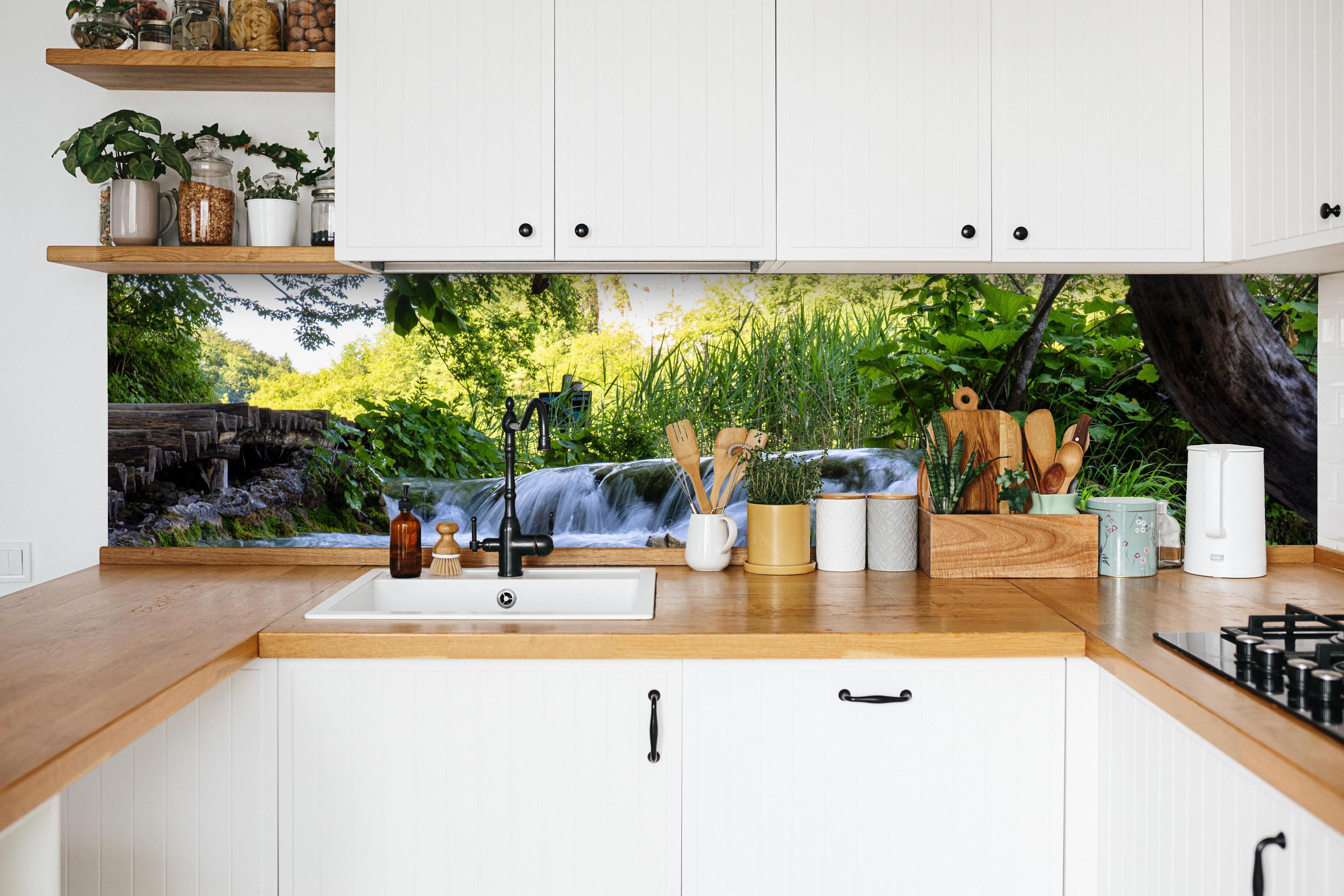 Küche - Wasserfall im Nationalpark Plitvicer Seen in weißer Küche hinter Gewürzen und Kochlöffeln aus Holz