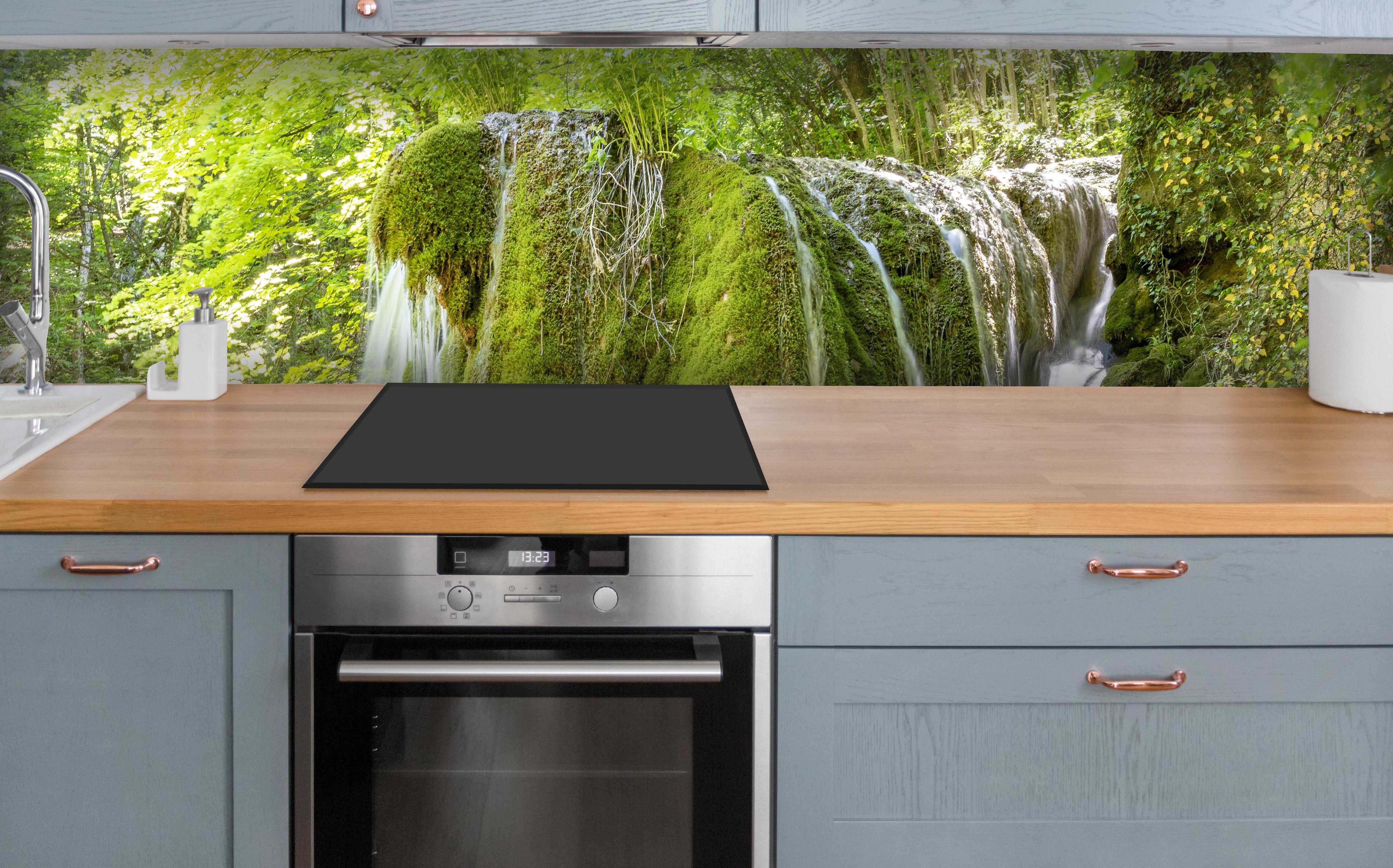 Küche - Wasserfall im Wald - Sevastopol über polierter Holzarbeitsplatte mit Cerankochfeld