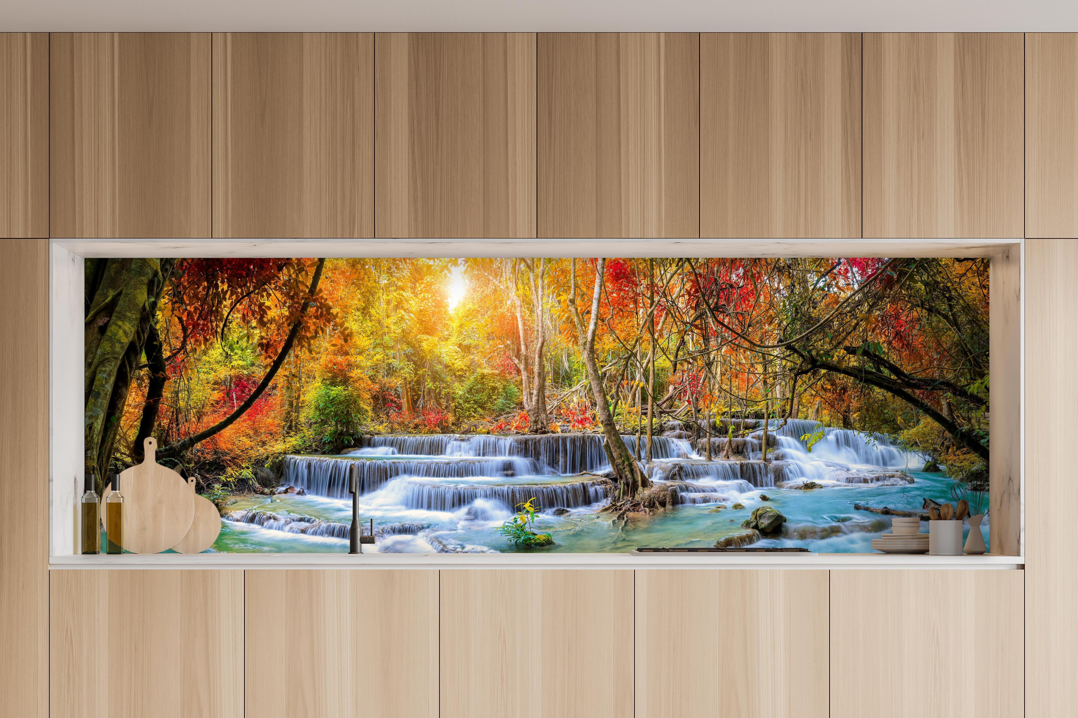 Küche - Wasserfall im Wald Thailand Nationalparks in charakteristischer Vollholz-Küche mit modernem Gasherd