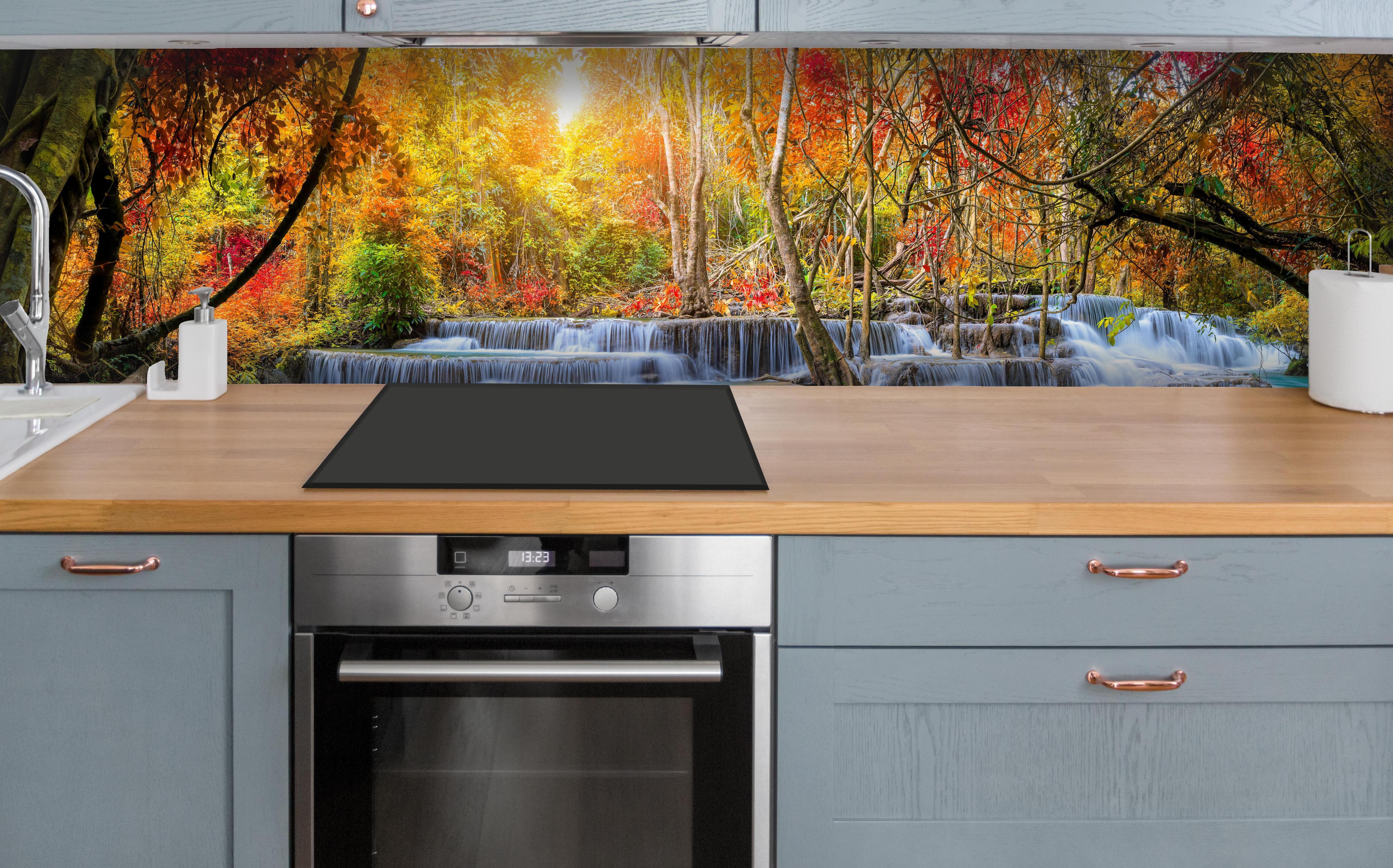 Küche - Wasserfall im Wald Thailand Nationalparks über polierter Holzarbeitsplatte mit Cerankochfeld