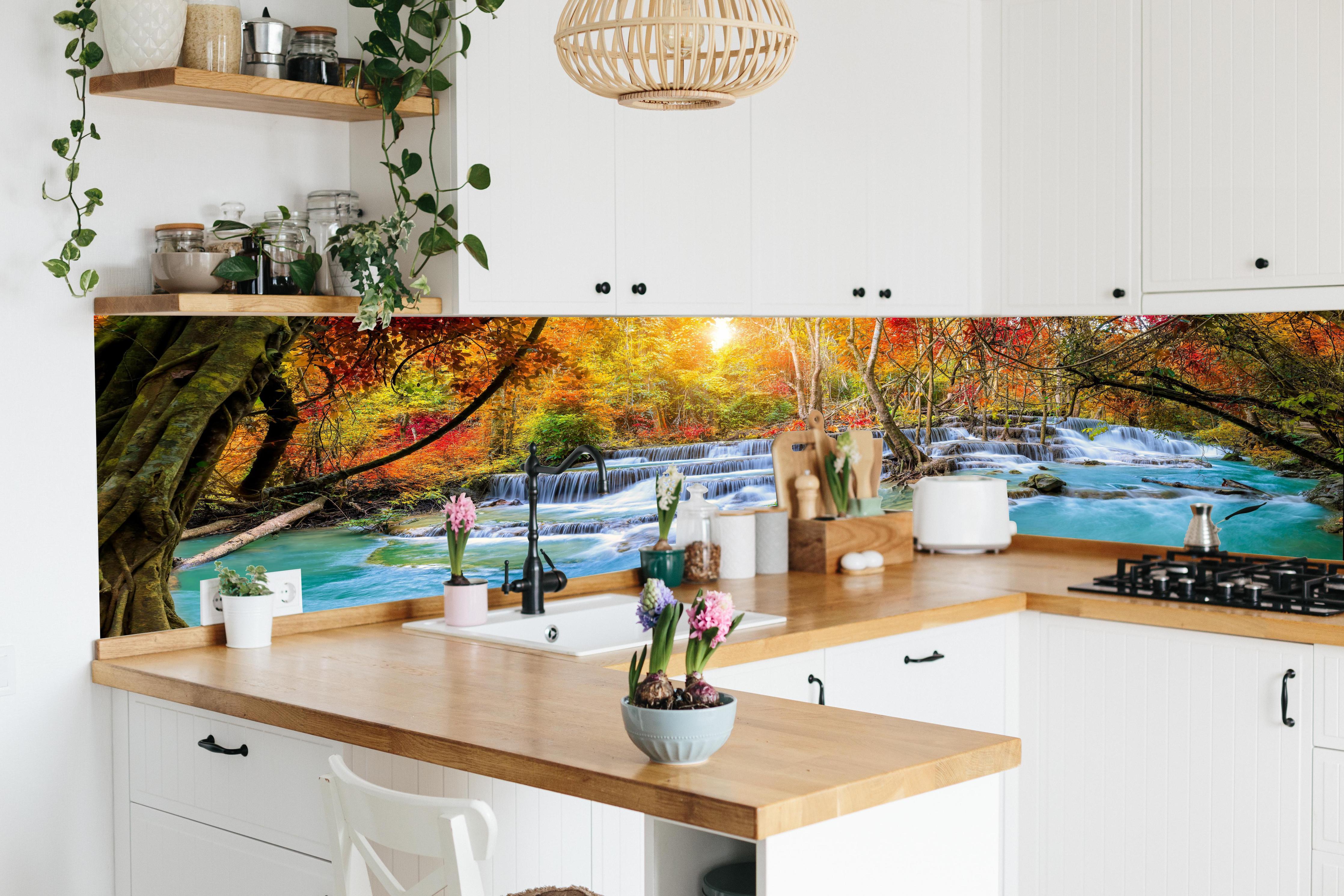 Küche - Wasserfall im Wald Thailand Nationalparks in lebendiger Küche mit bunten Blumen