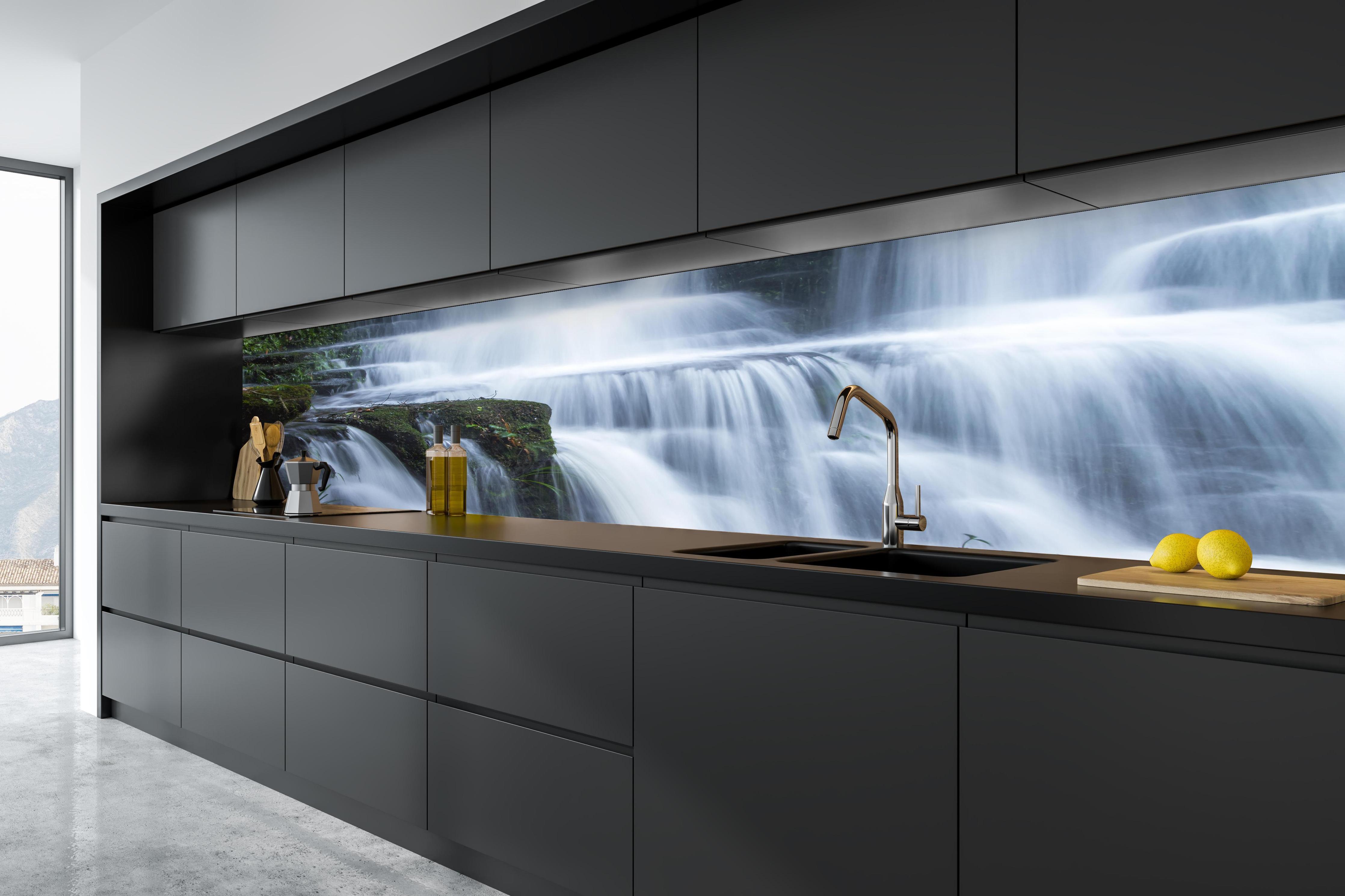 Küche - Wasserfall im Wald mit Felsen in tiefschwarzer matt-premium Einbauküche