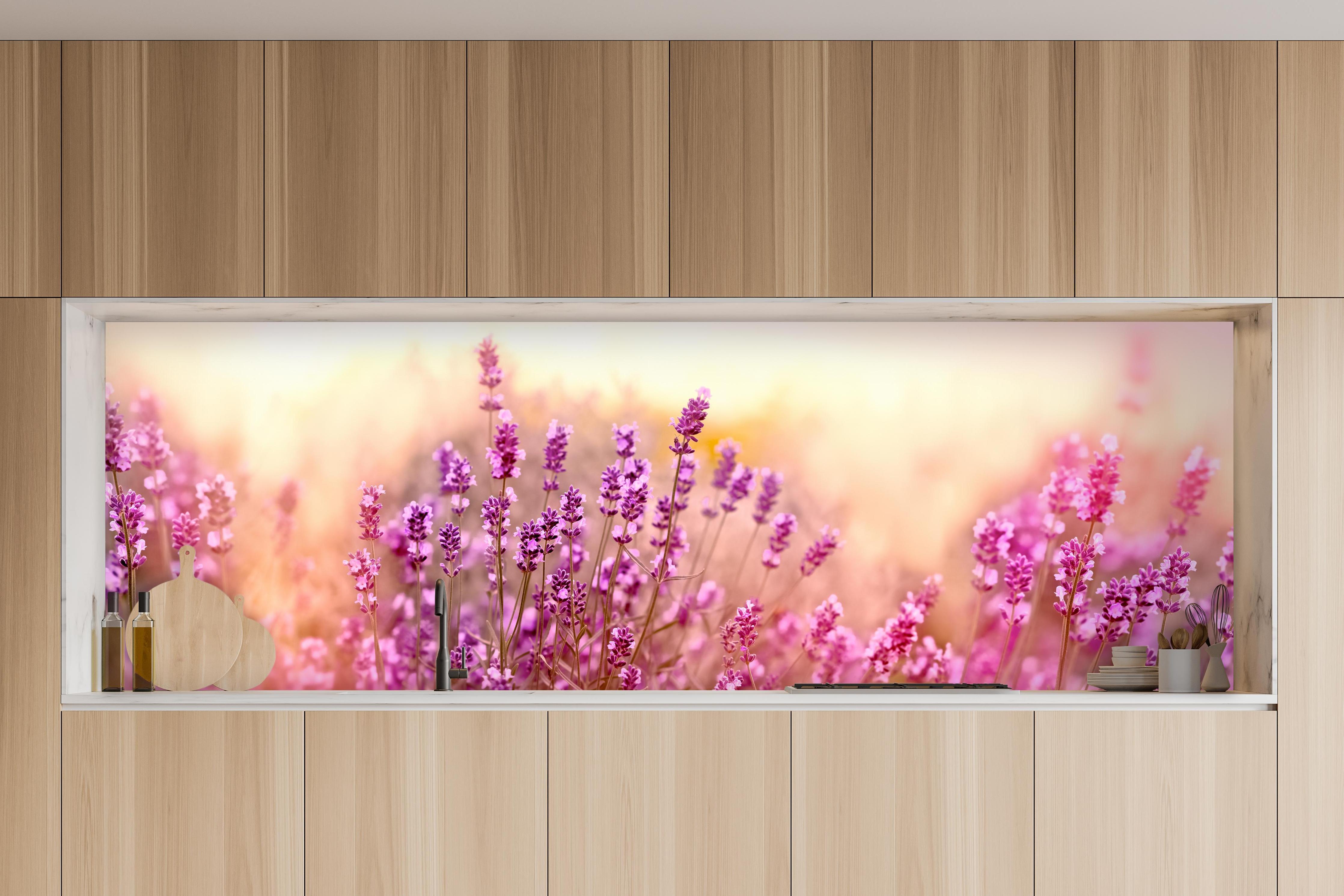 Küche - Weicher und selektiver Fokus auf Lavendelblüte in charakteristischer Vollholz-Küche mit modernem Gasherd