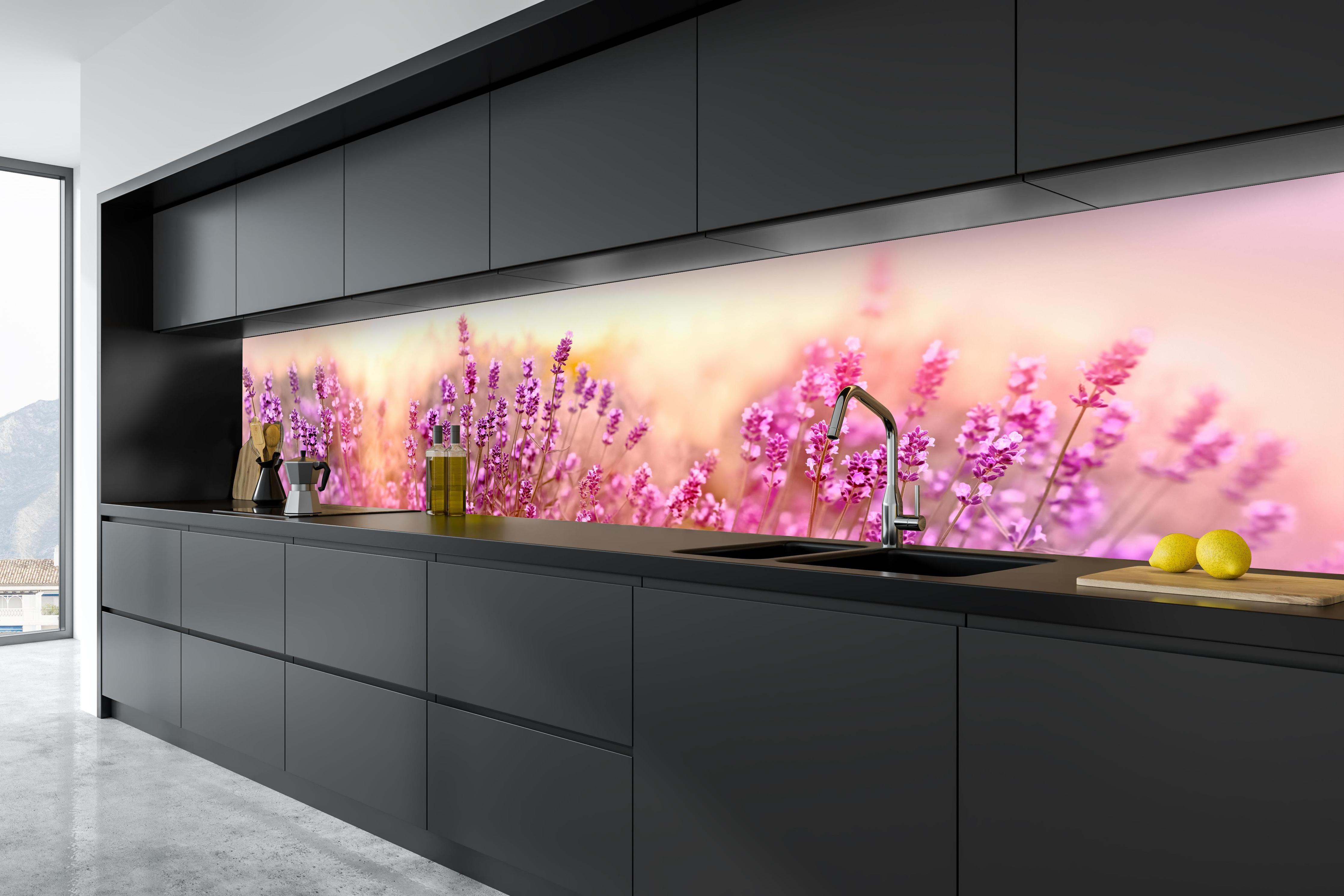 Küche - Weicher und selektiver Fokus auf Lavendelblüte in tiefschwarzer matt-premium Einbauküche