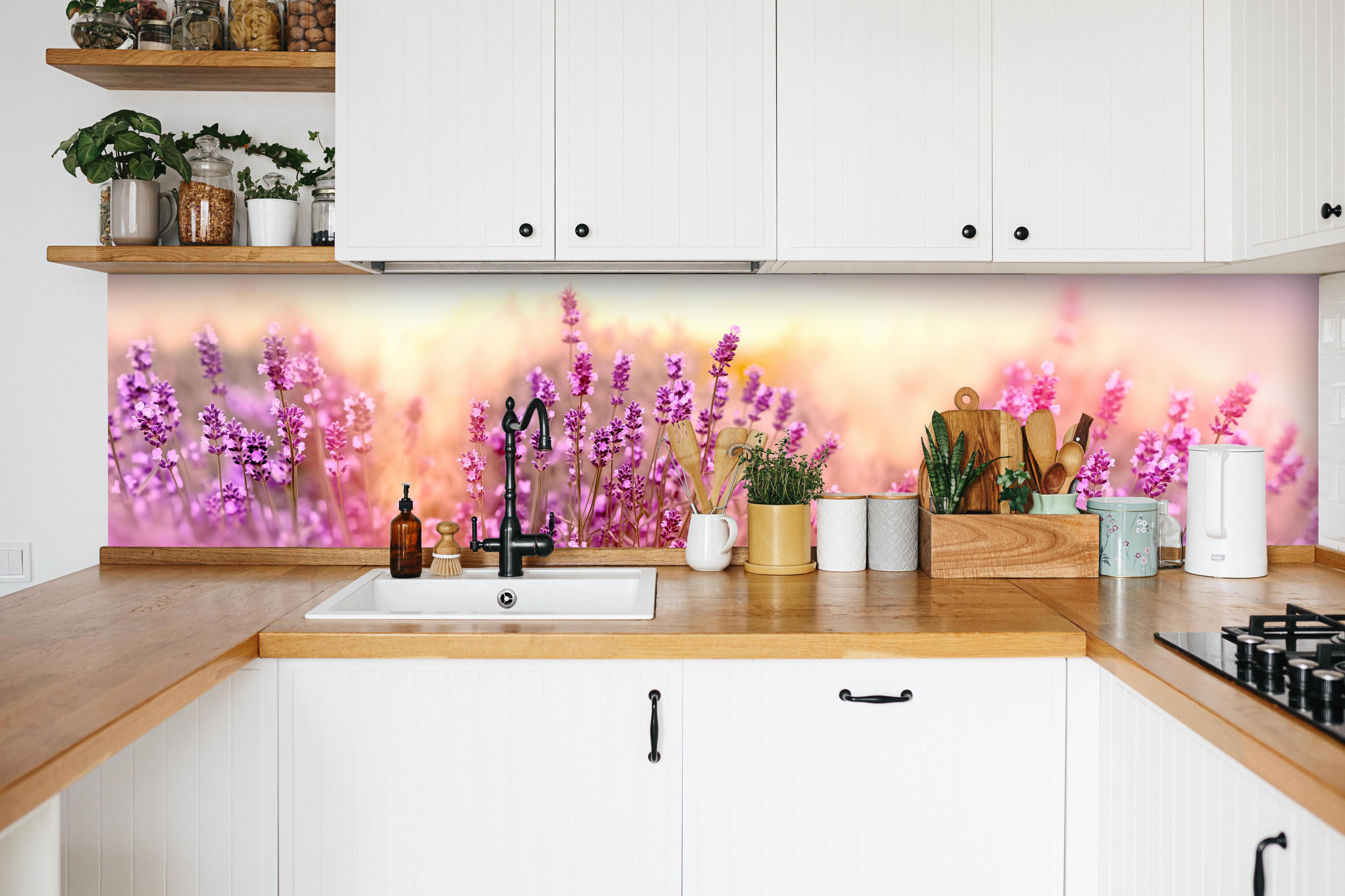 Küche - Weicher und selektiver Fokus auf Lavendelblüte in weißer Küche hinter Gewürzen und Kochlöffeln aus Holz