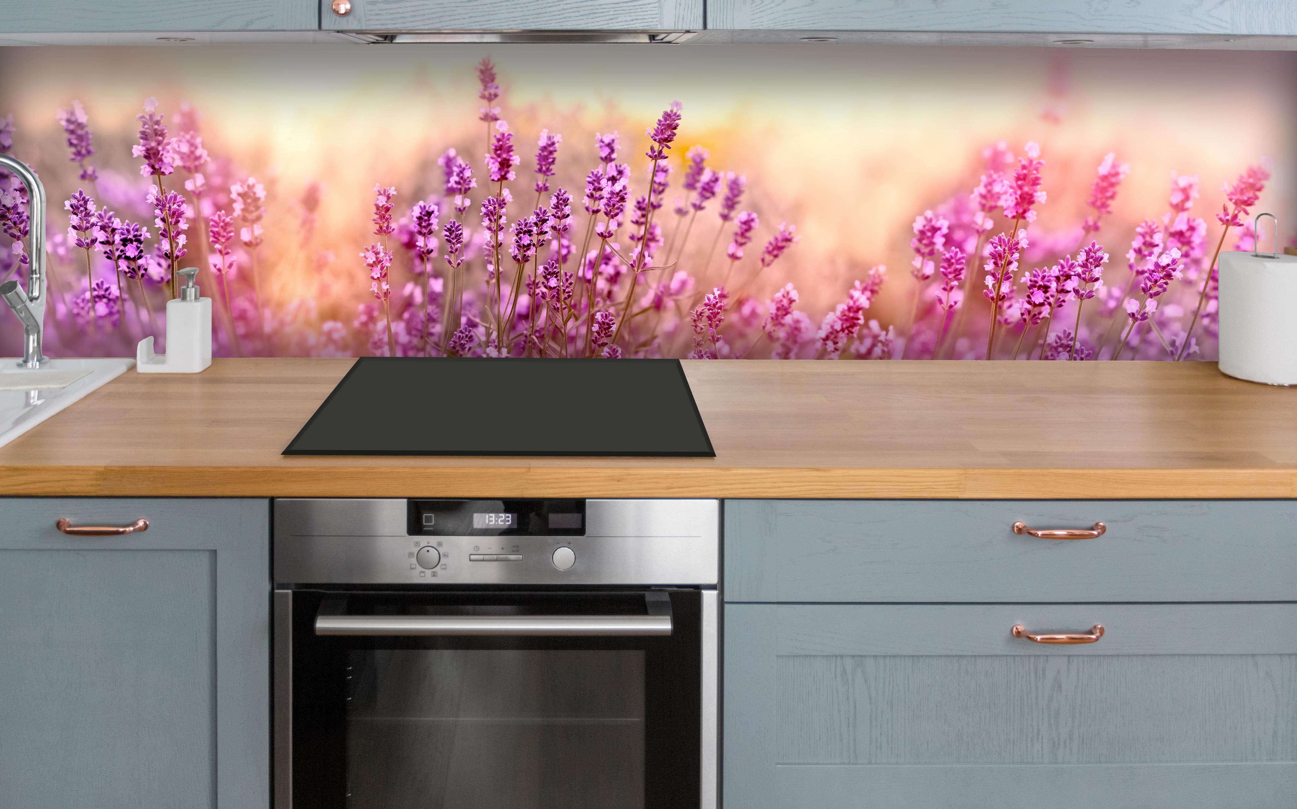Küche - Weicher und selektiver Fokus auf Lavendelblüte über polierter Holzarbeitsplatte mit Cerankochfeld