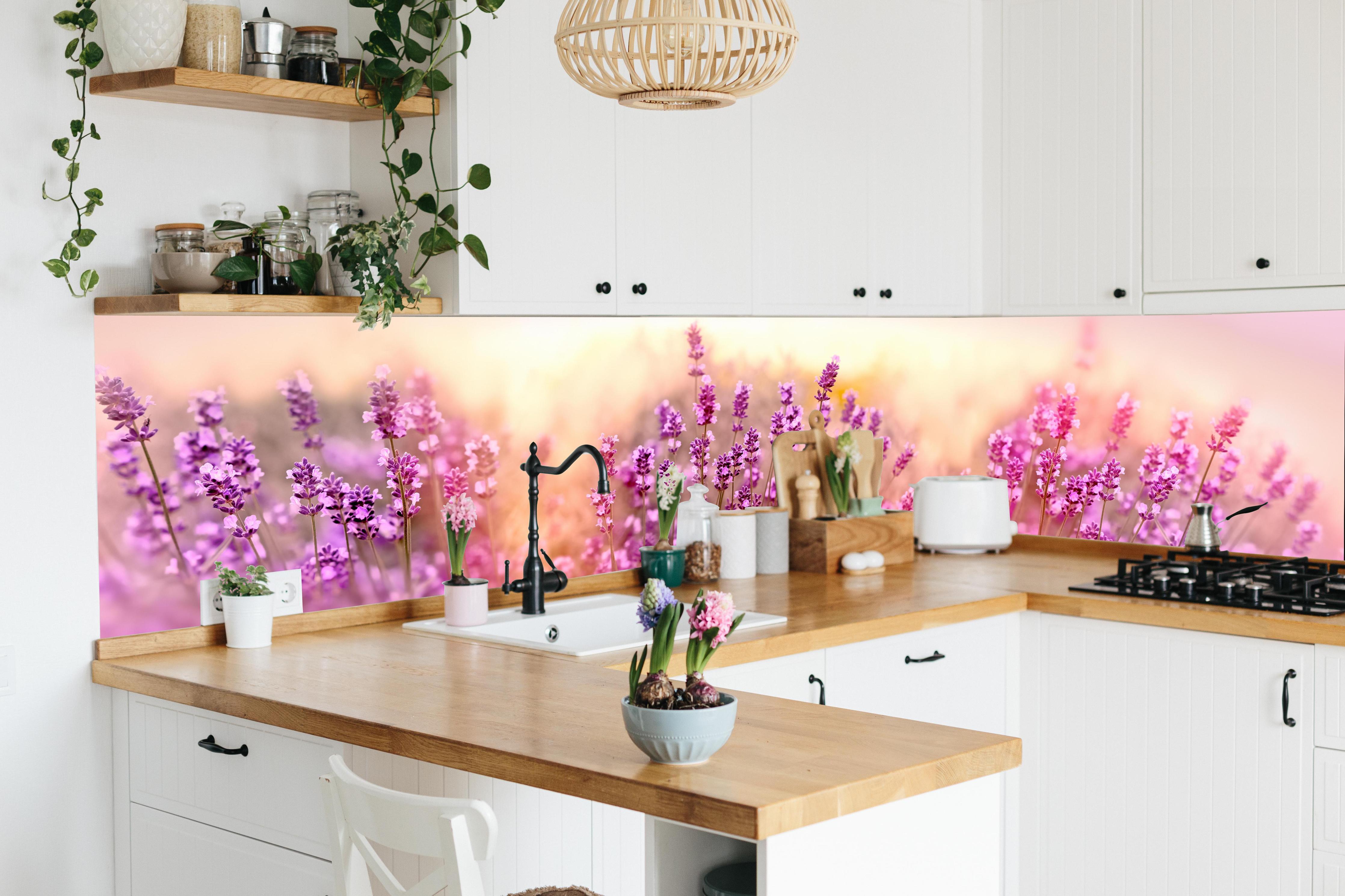 Küche - Weicher und selektiver Fokus auf Lavendelblüte in lebendiger Küche mit bunten Blumen