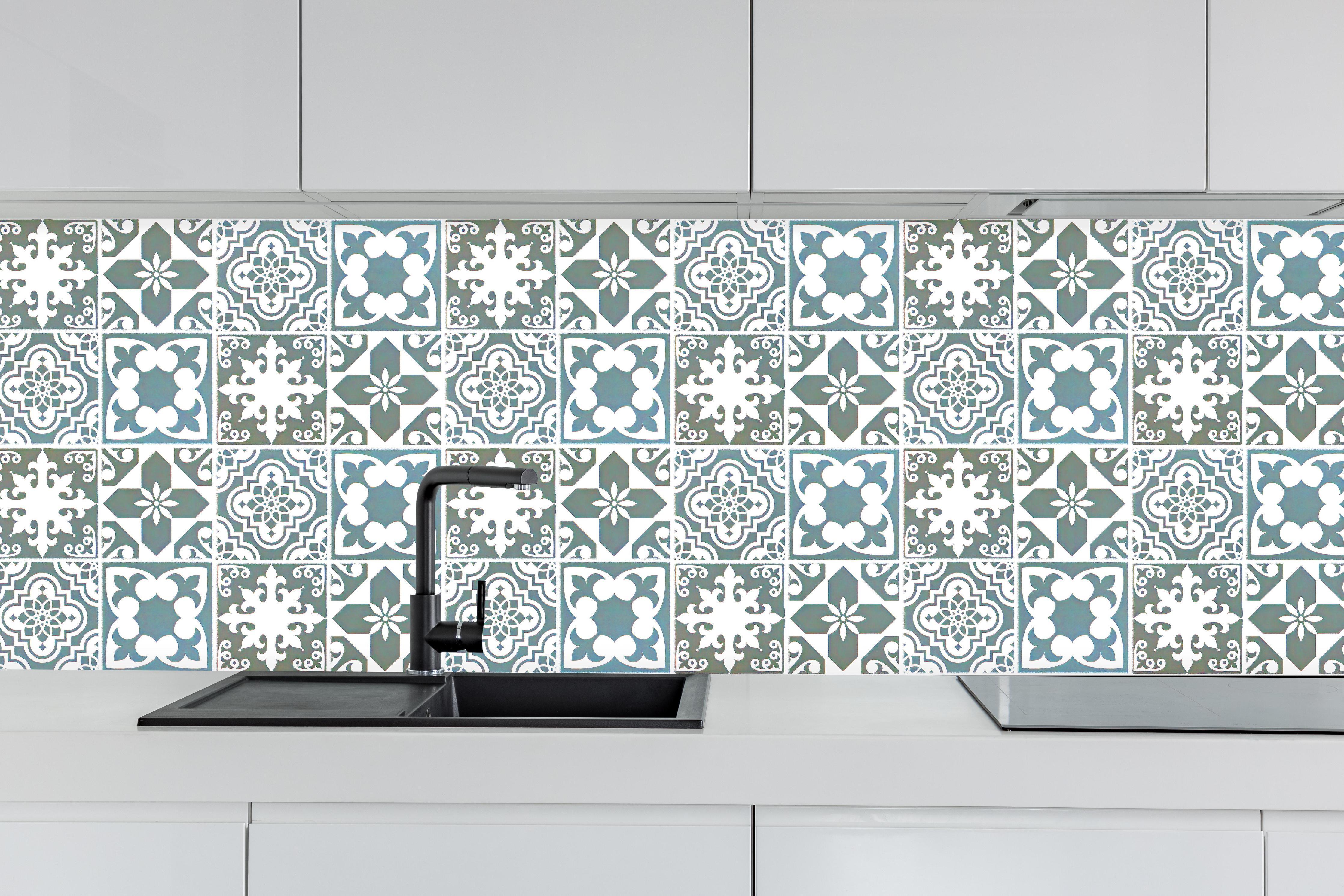 Küche - Weiß-türkis Vintage Fliesen hinter weißen Hochglanz-Küchenregalen und schwarzem Wasserhahn