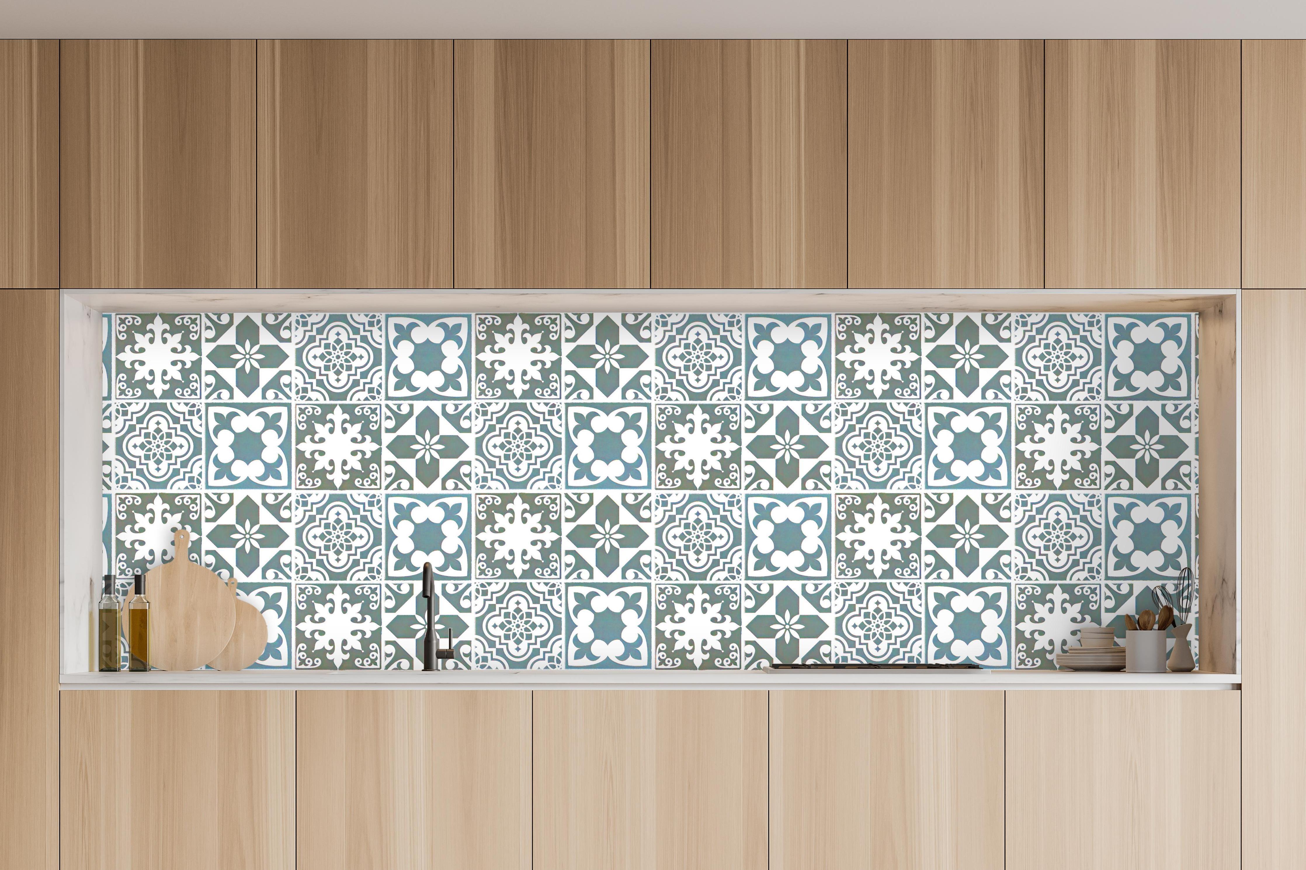 Küche - Weiß-türkis Vintage Fliesen in charakteristischer Vollholz-Küche mit modernem Gasherd