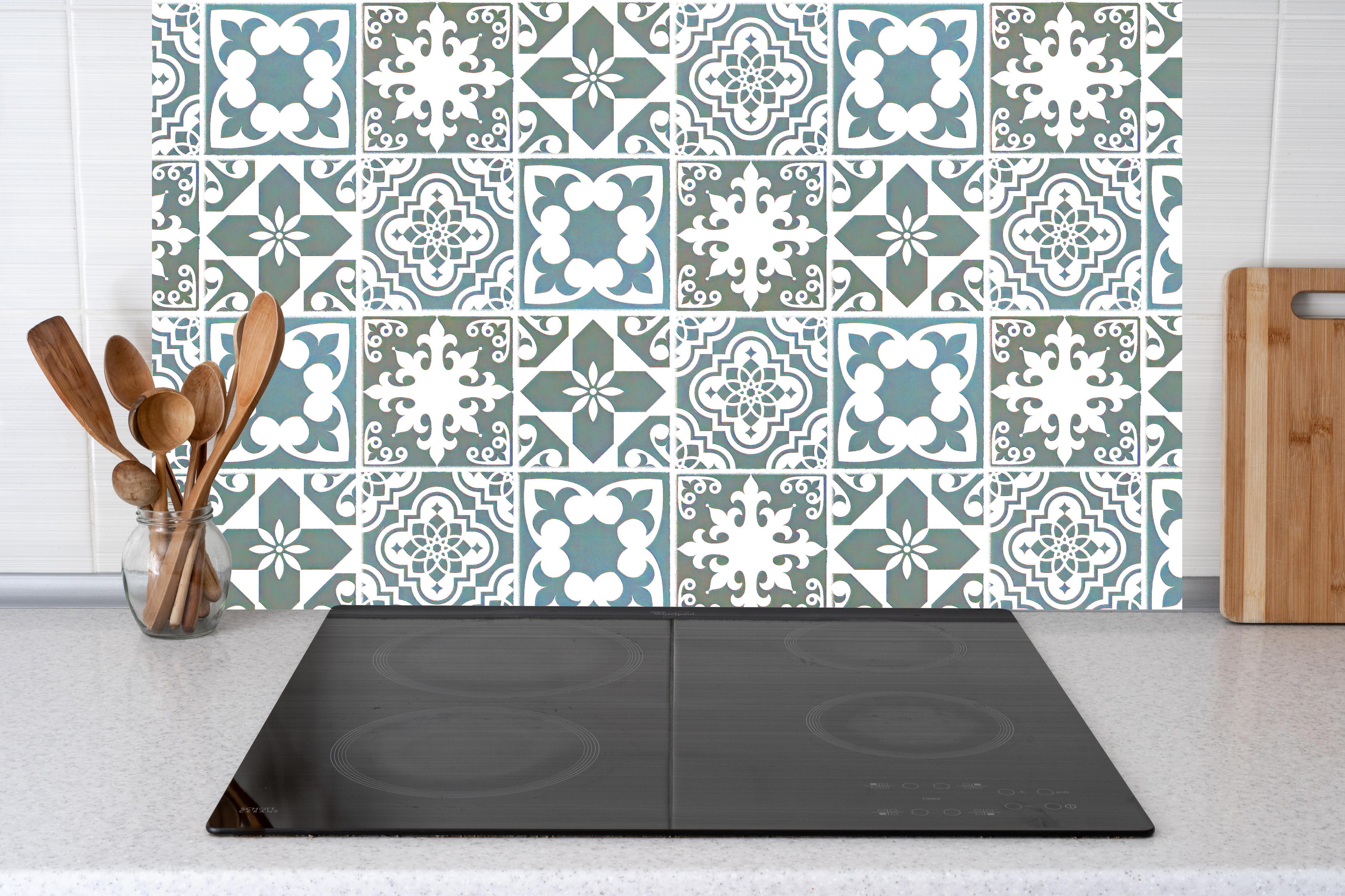 Küche - Weiß-türkis Vintage Fliesen hinter Cerankochfeld und Holz-Kochutensilien