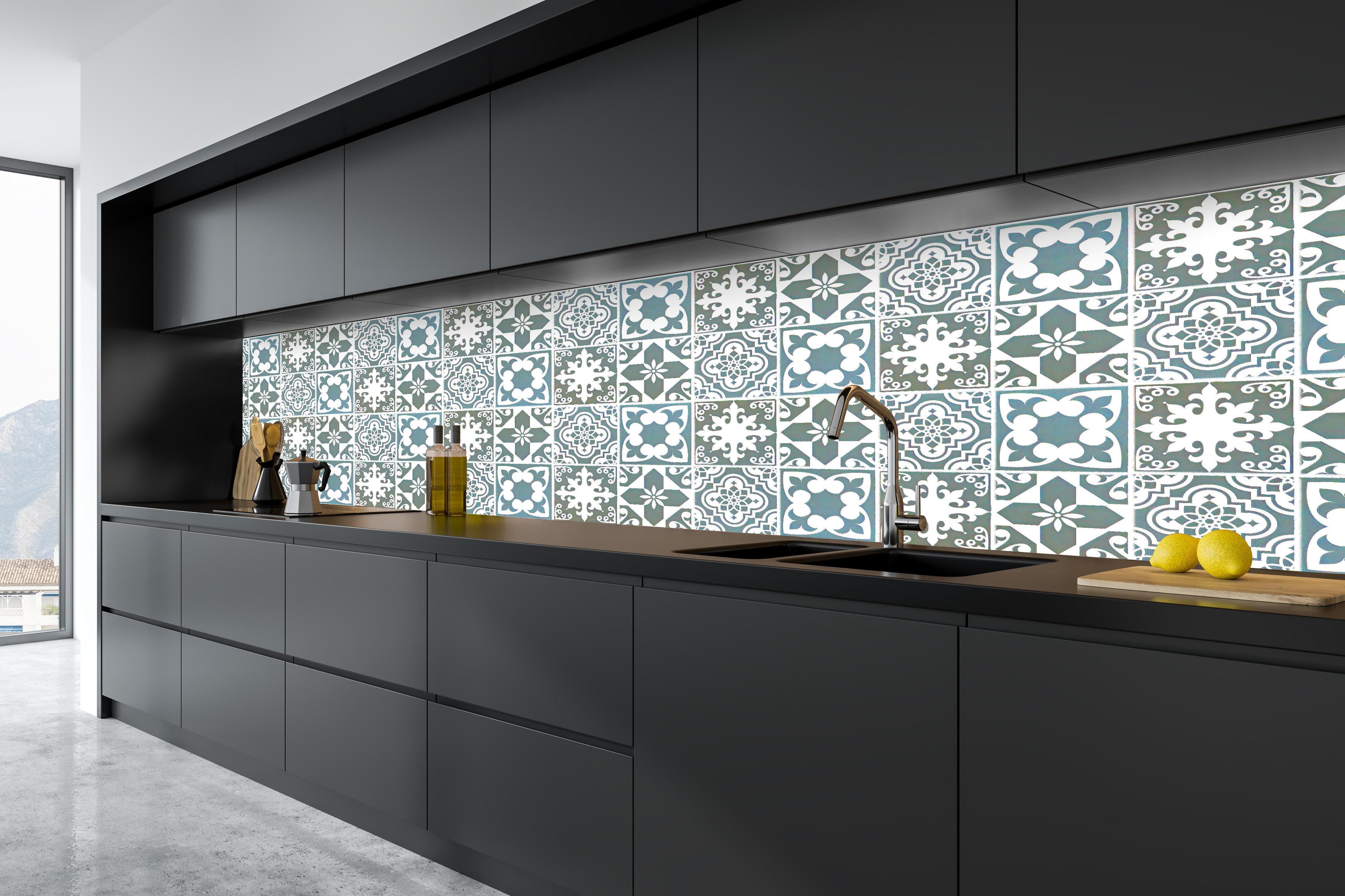 Küche - Weiß-türkis Vintage Fliesen in tiefschwarzer matt-premium Einbauküche