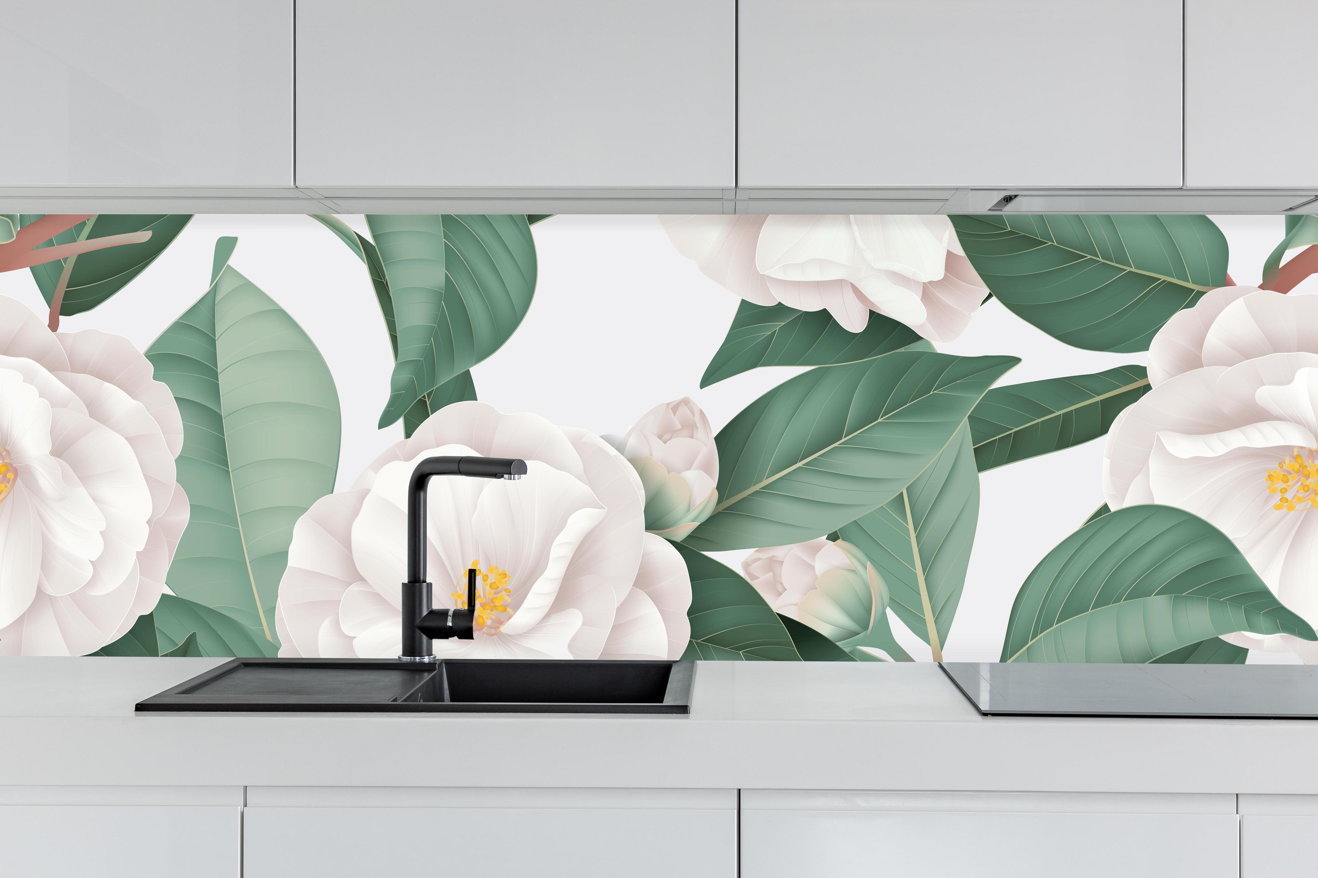 Küche - Weiße Blüten hinter weißen Hochglanz-Küchenregalen und schwarzem Wasserhahn