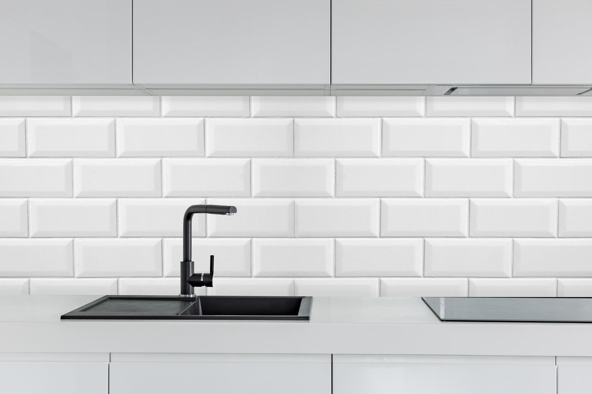 Küche - Weiße Fliesen Fliesenspiegel hinter weißen Hochglanz-Küchenregalen und schwarzem Wasserhahn