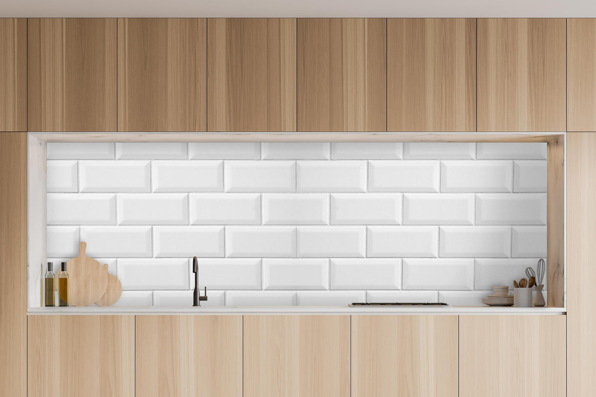Küche - Weiße Fliesen Fliesenspiegel in charakteristischer Vollholz-Küche mit modernem Gasherd