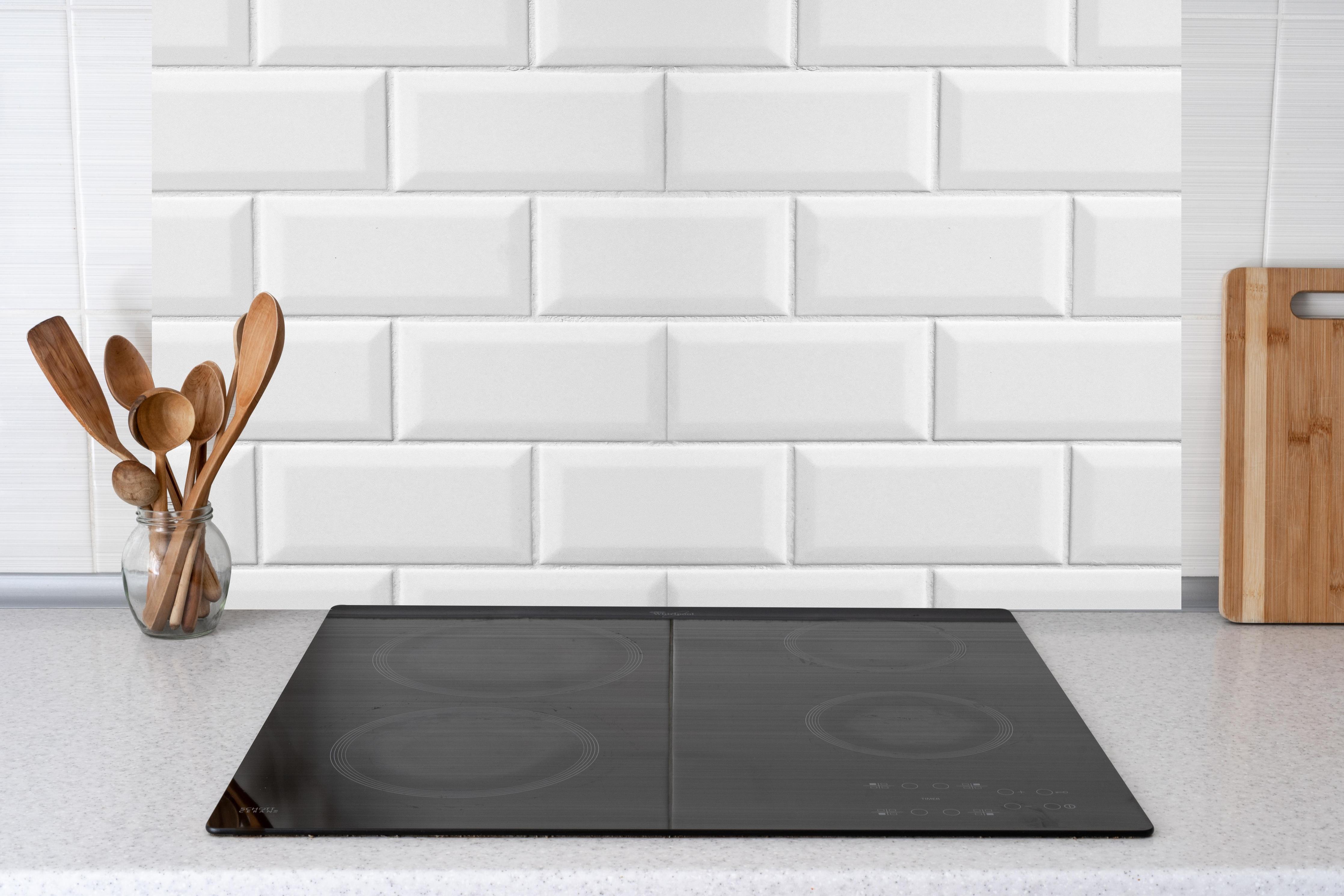 Küche - Weiße Fliesen Fliesenspiegel hinter Cerankochfeld und Holz-Kochutensilien