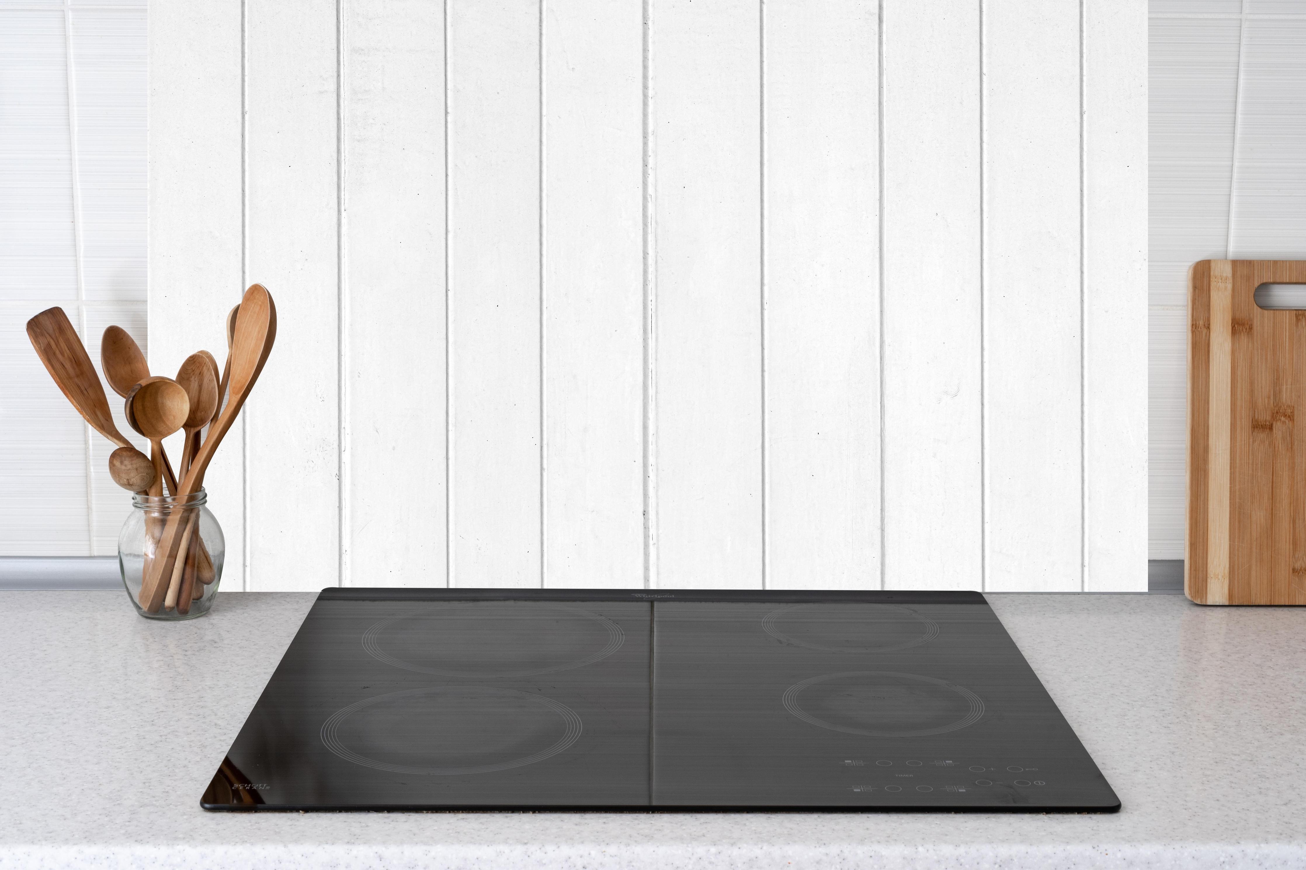 Küche - Weiße Vintage Holzwand hinter Cerankochfeld und Holz-Kochutensilien