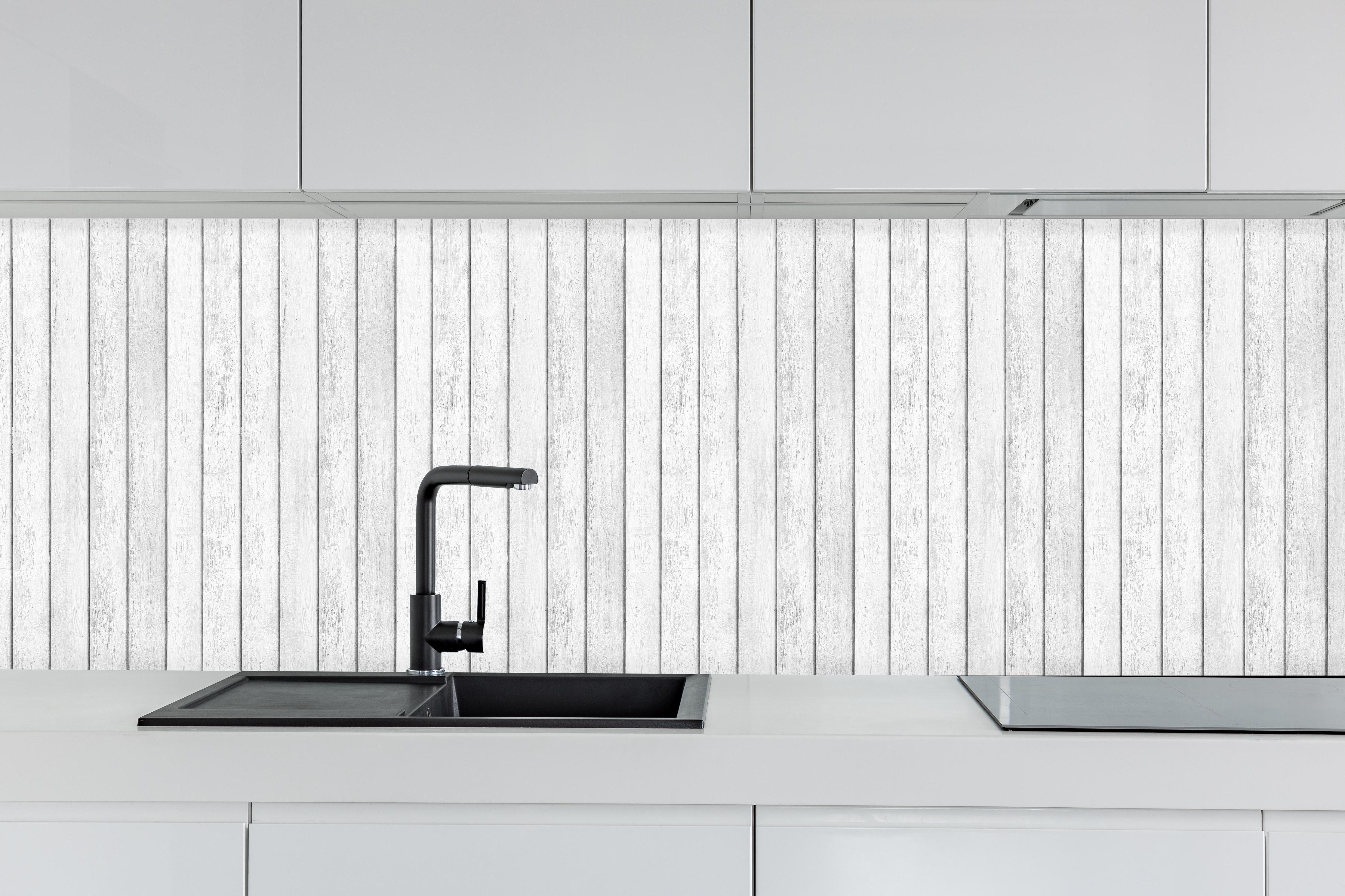 Küche - Weiße Vintage Holzwand hinter weißen Hochglanz-Küchenregalen und schwarzem Wasserhahn