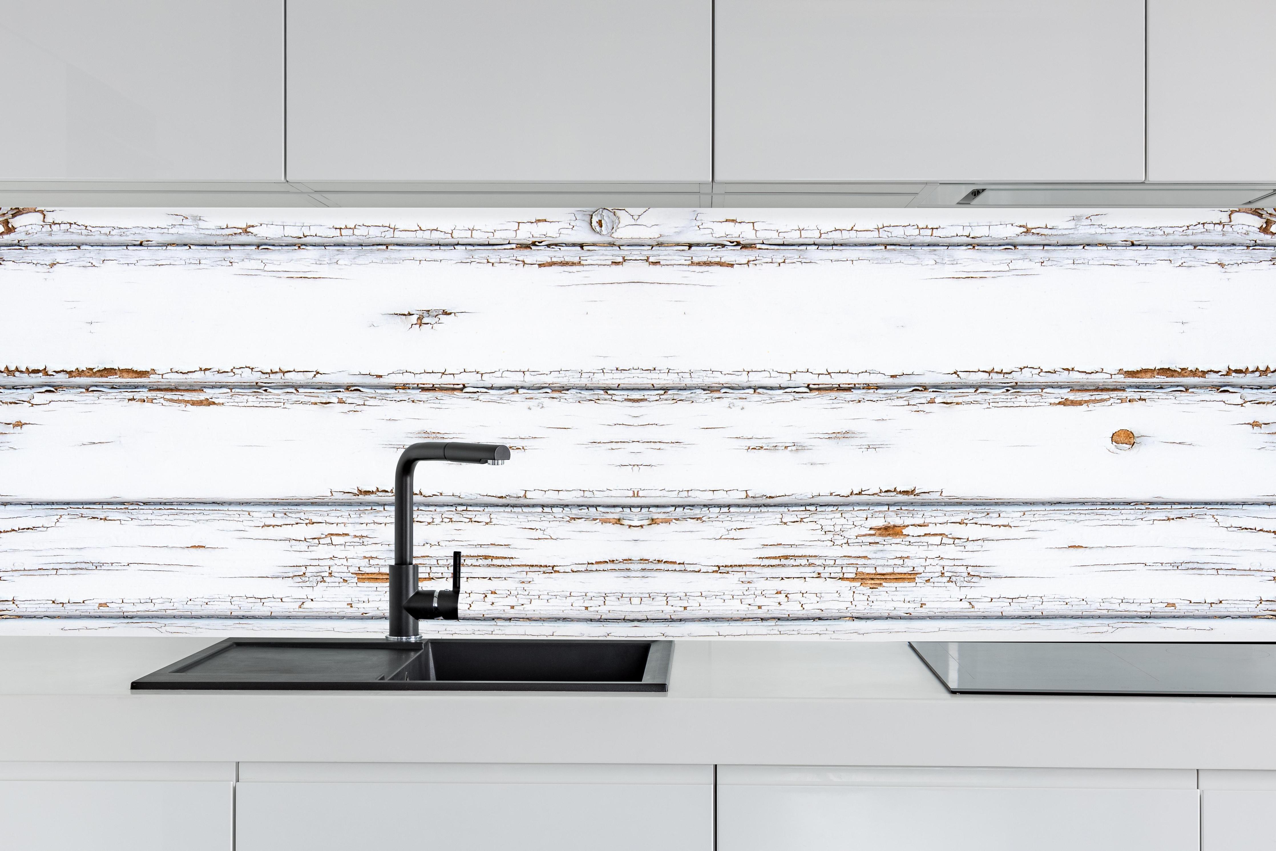 Küche - Weiße zerfallenden Holz hinter weißen Hochglanz-Küchenregalen und schwarzem Wasserhahn