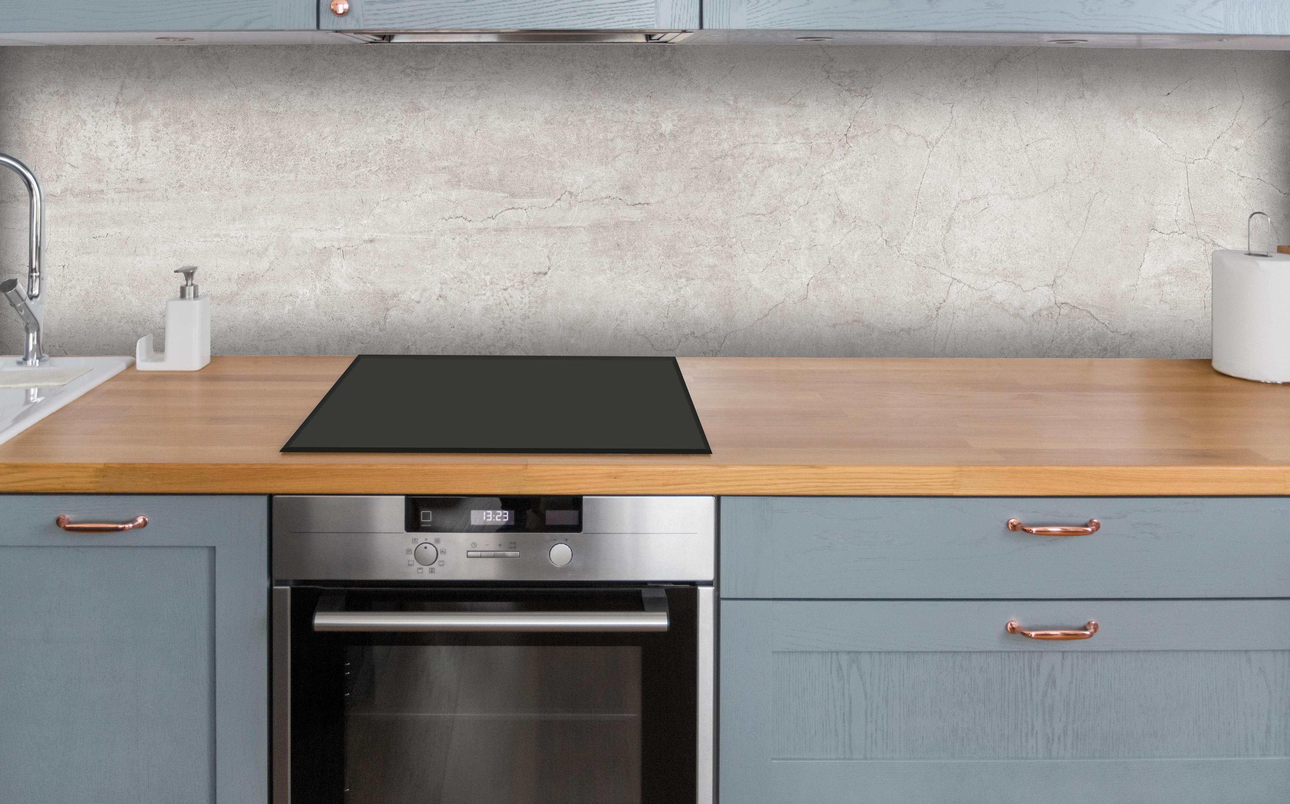 Küche - Weißliche Zement Textur über polierter Holzarbeitsplatte mit Cerankochfeld