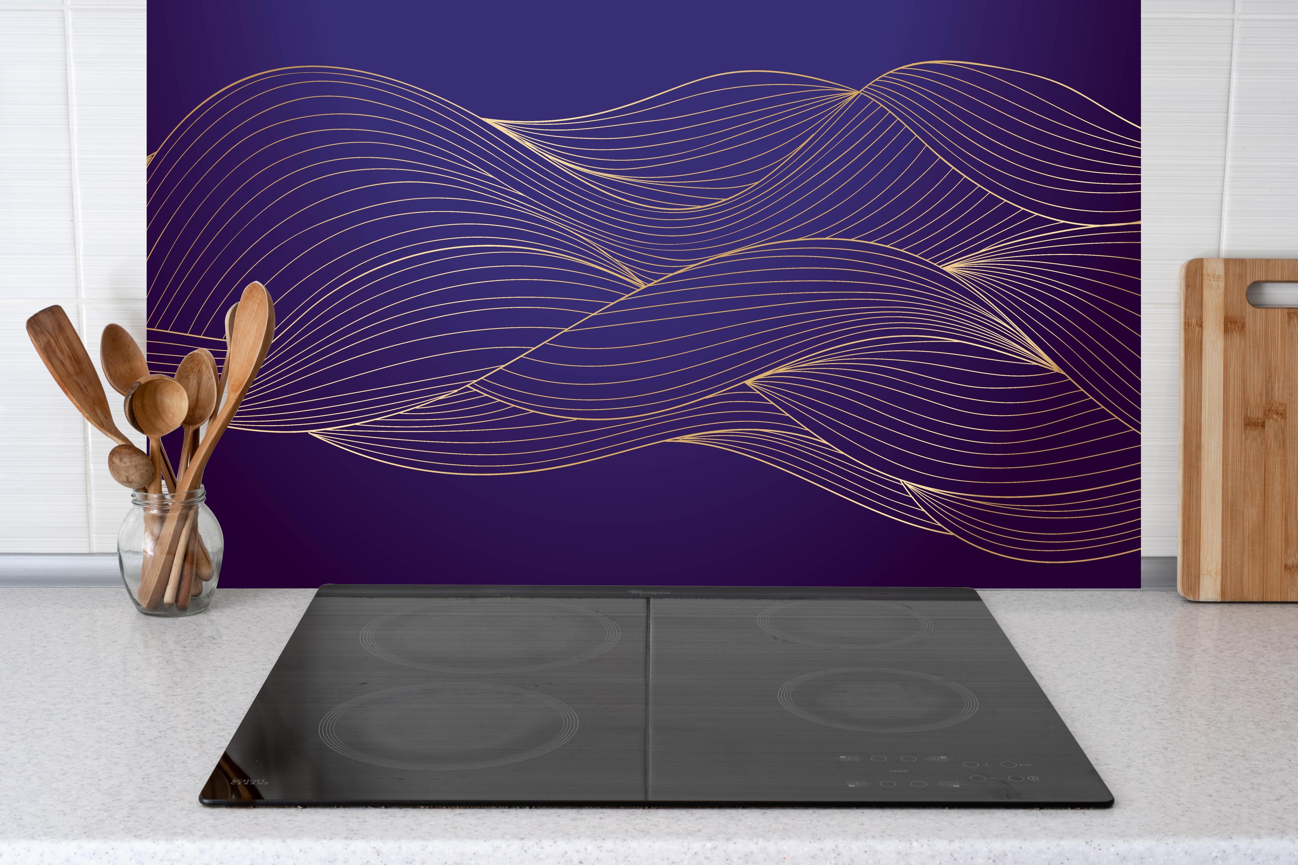 Küche - Wellenförmige Lila Gold Linienkunst hinter Cerankochfeld und Holz-Kochutensilien