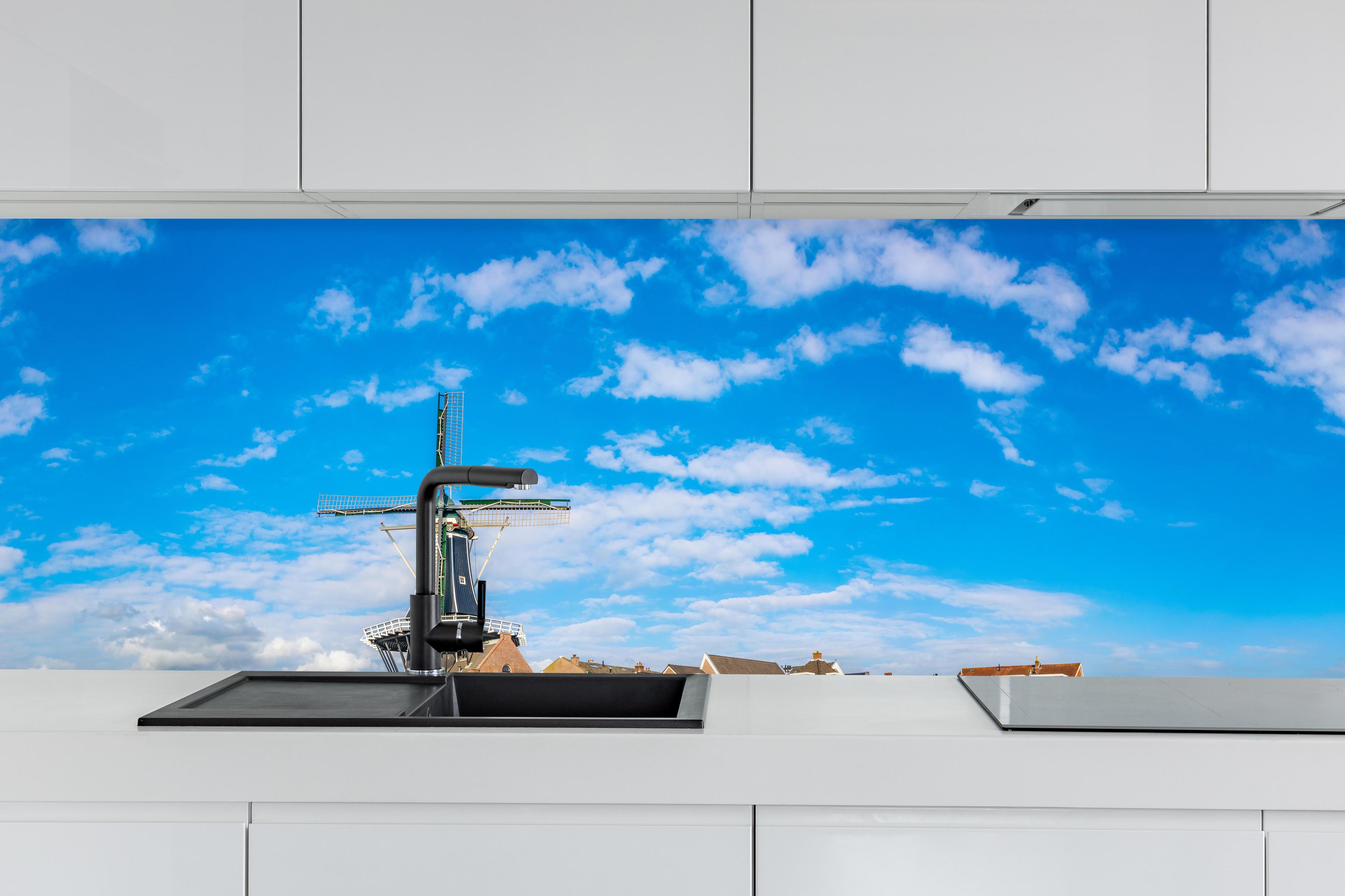 Küche - Windmühle in Haarlem hinter weißen Hochglanz-Küchenregalen und schwarzem Wasserhahn