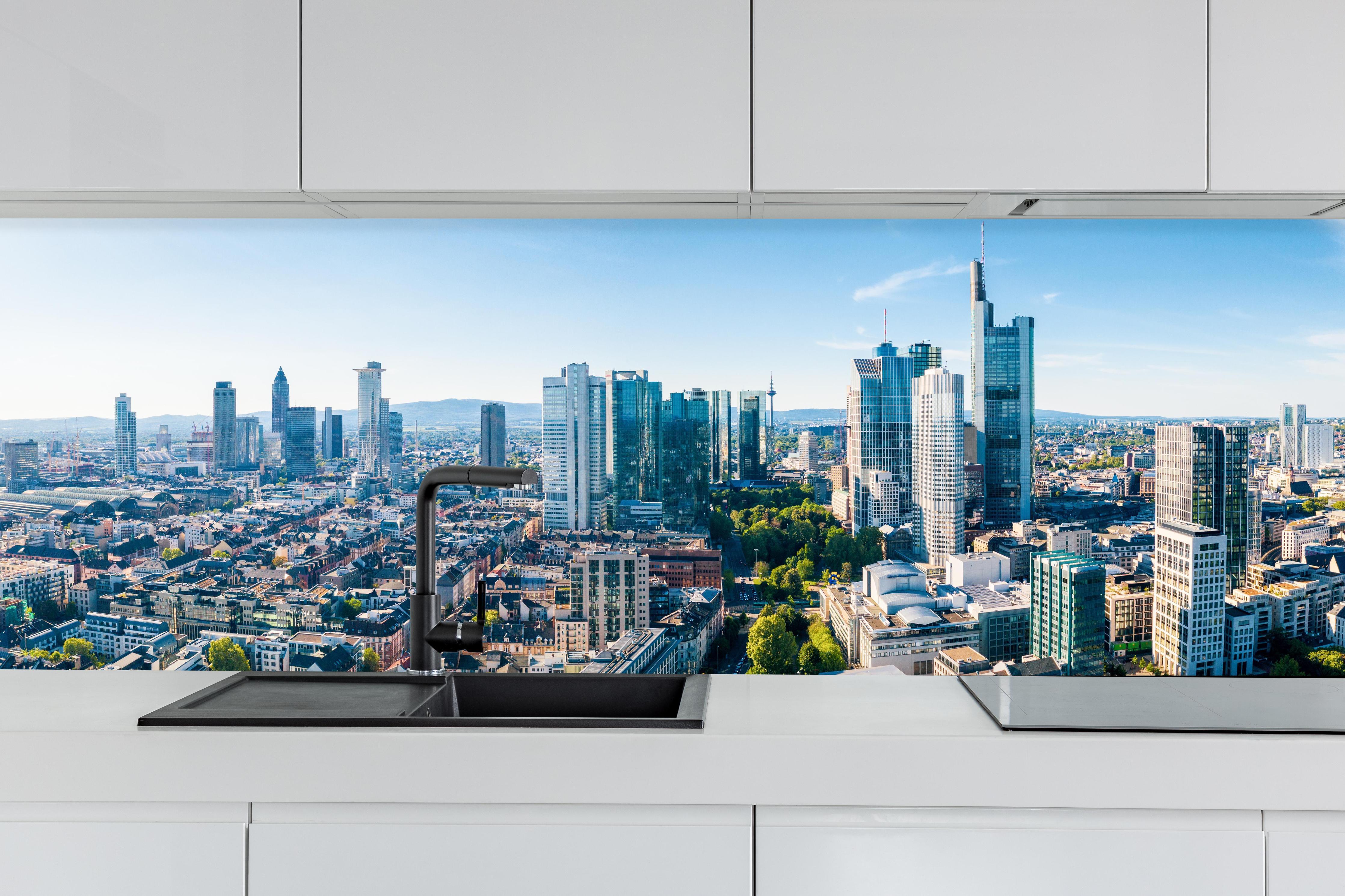 Küche - Wolkenkratzer - Frankfurt am Main hinter weißen Hochglanz-Küchenregalen und schwarzem Wasserhahn