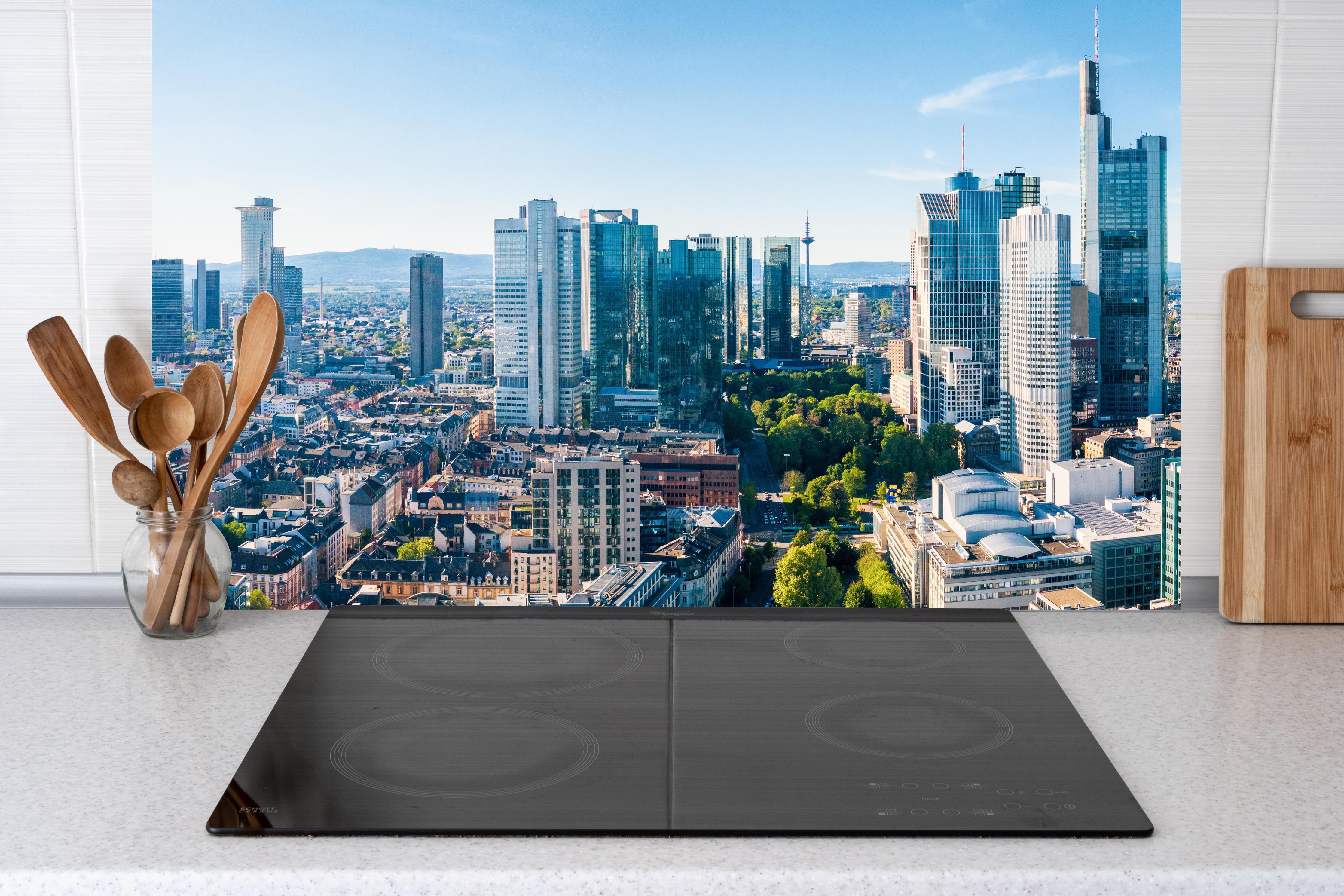 Küche - Wolkenkratzer - Frankfurt am Main hinter Cerankochfeld und Holz-Kochutensilien