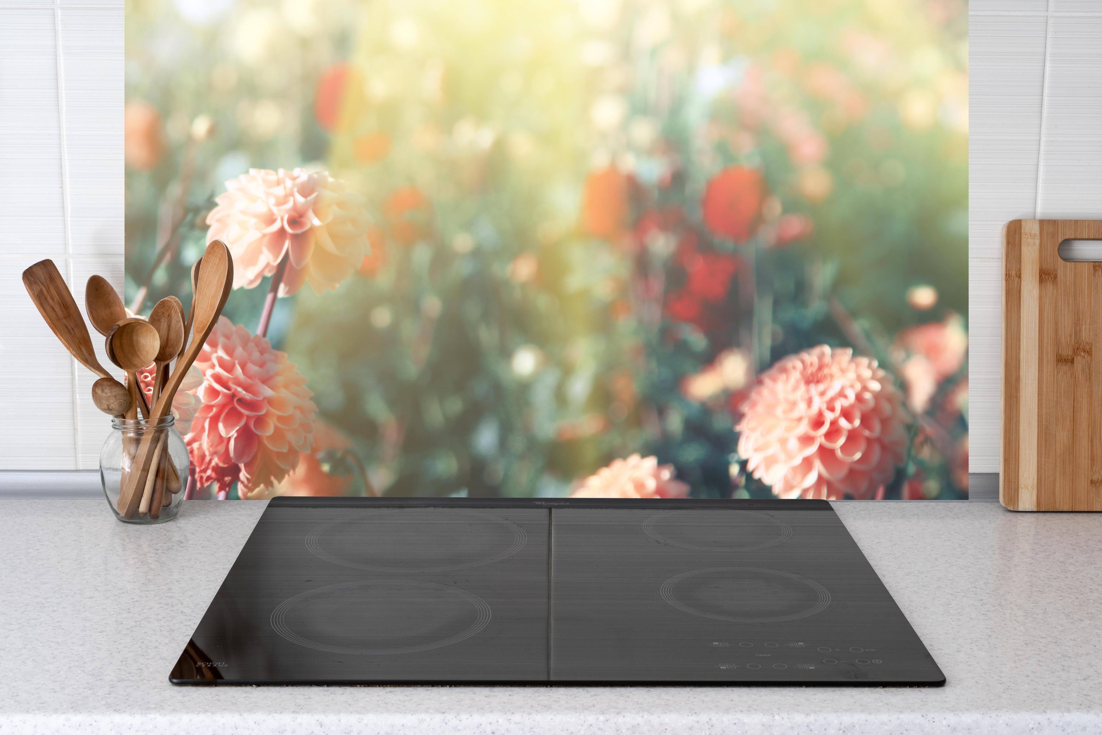 Küche - Wunderschöne Blumen im Sommer hinter Cerankochfeld und Holz-Kochutensilien