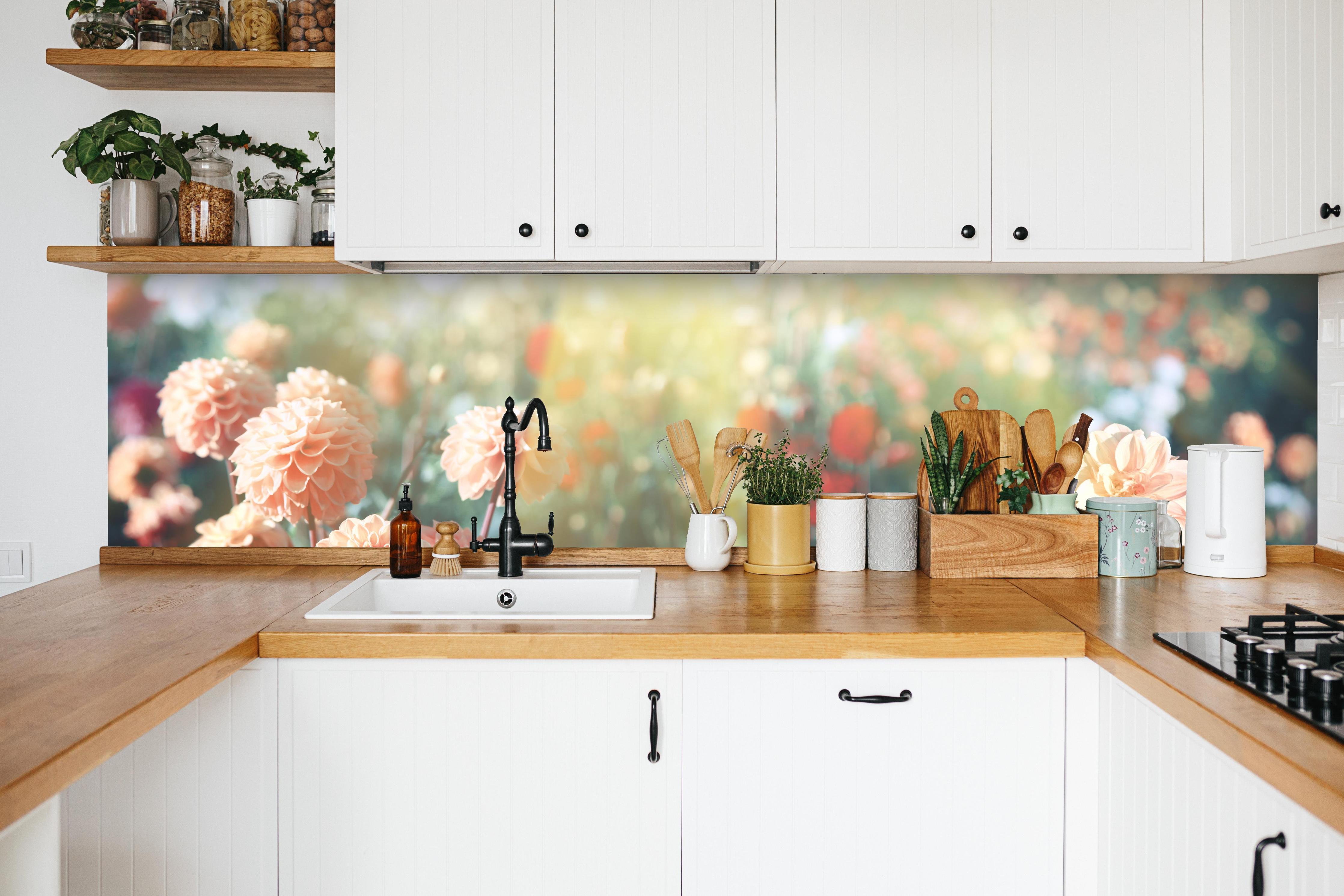 Küche - Wunderschöne Blumen im Sommer in weißer Küche hinter Gewürzen und Kochlöffeln aus Holz