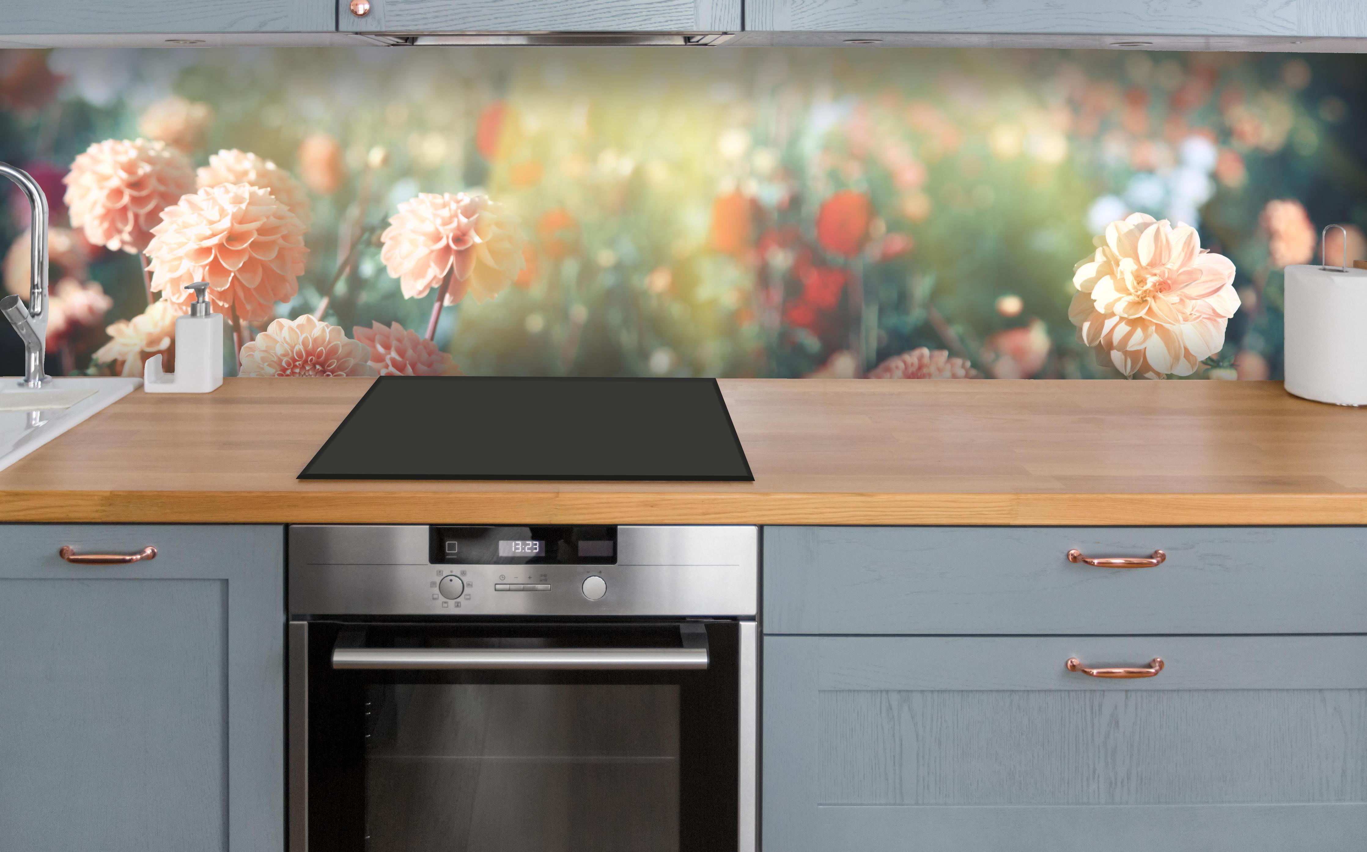 Küche - Wunderschöne Blumen im Sommer über polierter Holzarbeitsplatte mit Cerankochfeld