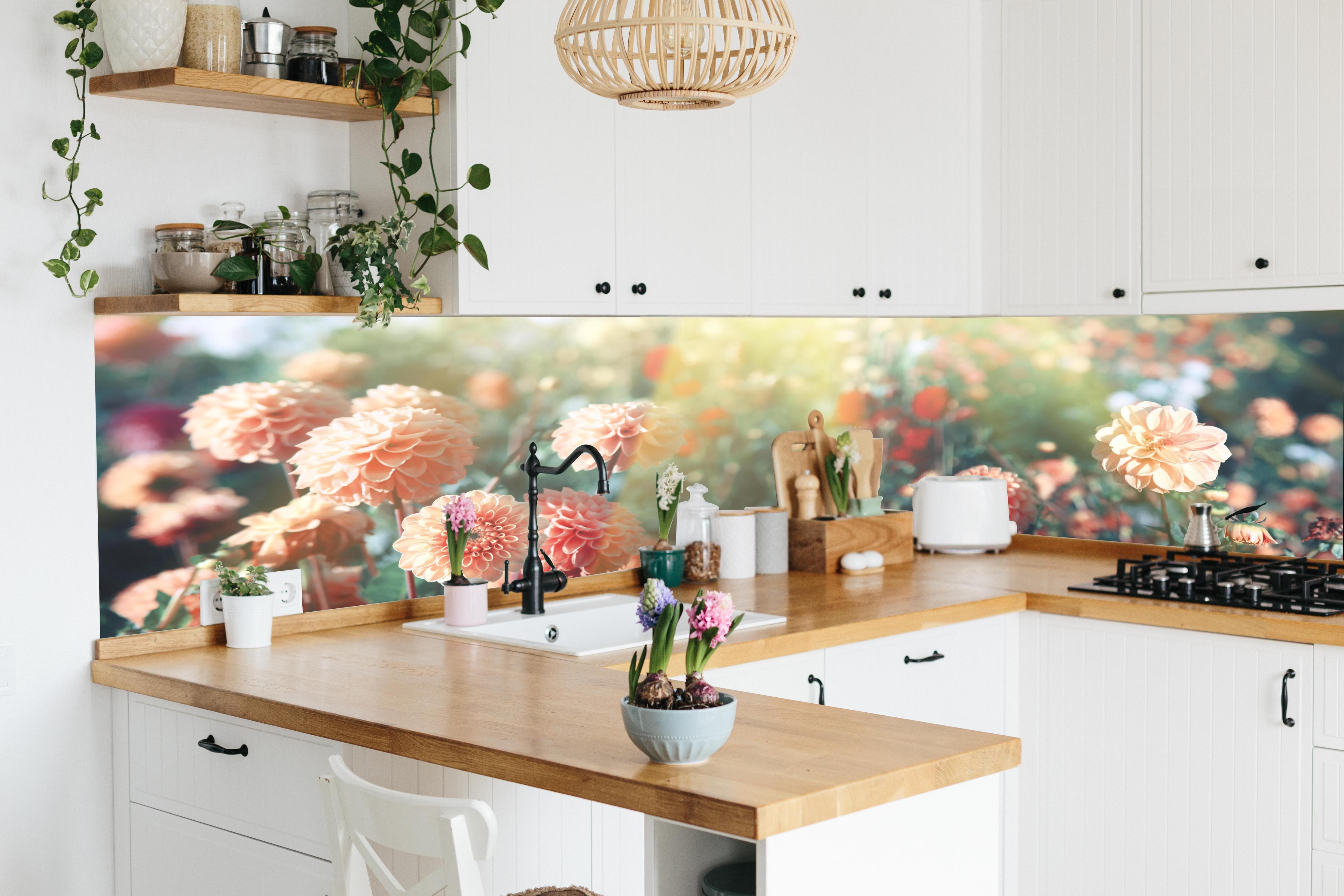 Küche - Wunderschöne Blumen im Sommer in lebendiger Küche mit bunten Blumen