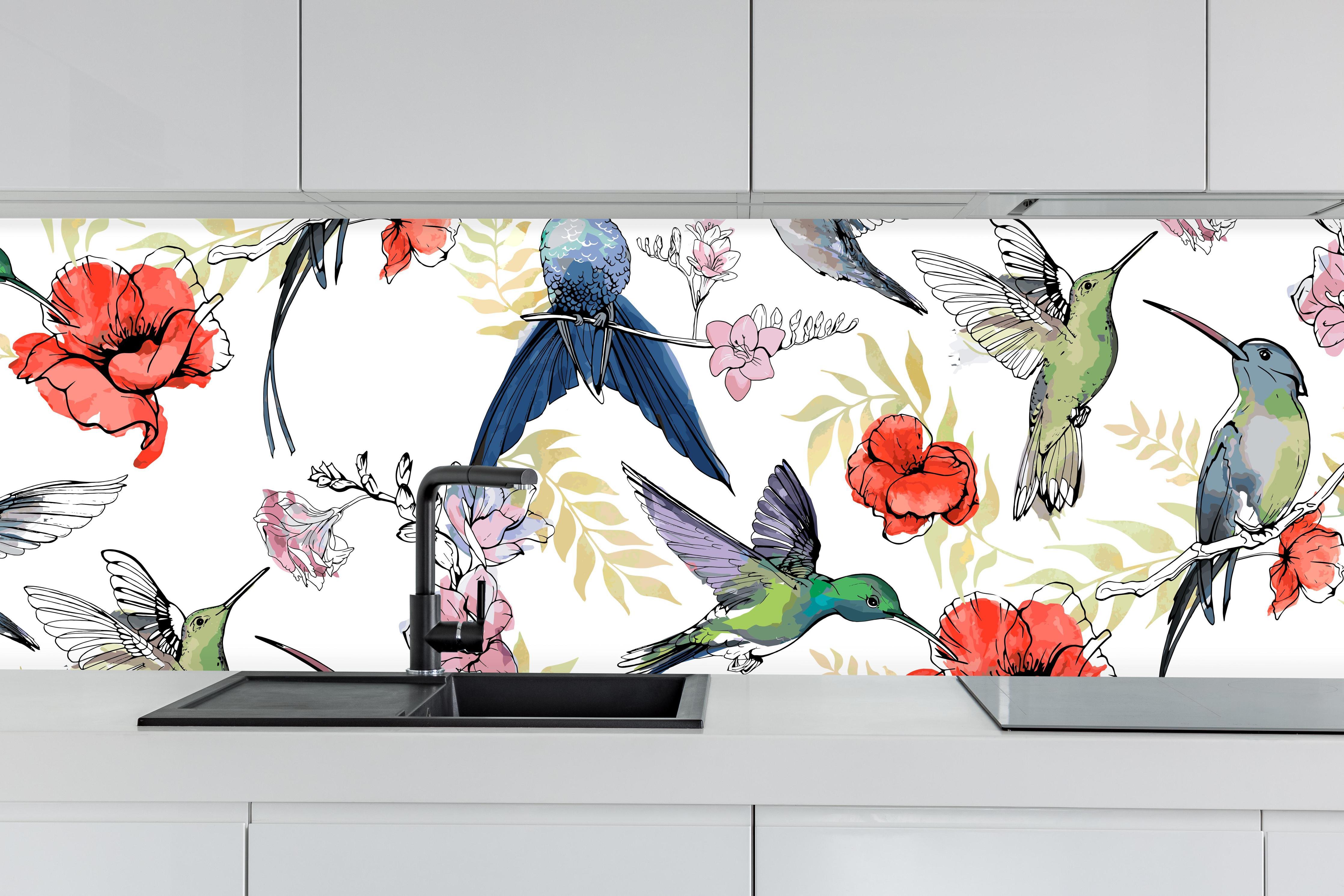 Küche - Wunderschöne Kolibris hinter weißen Hochglanz-Küchenregalen und schwarzem Wasserhahn