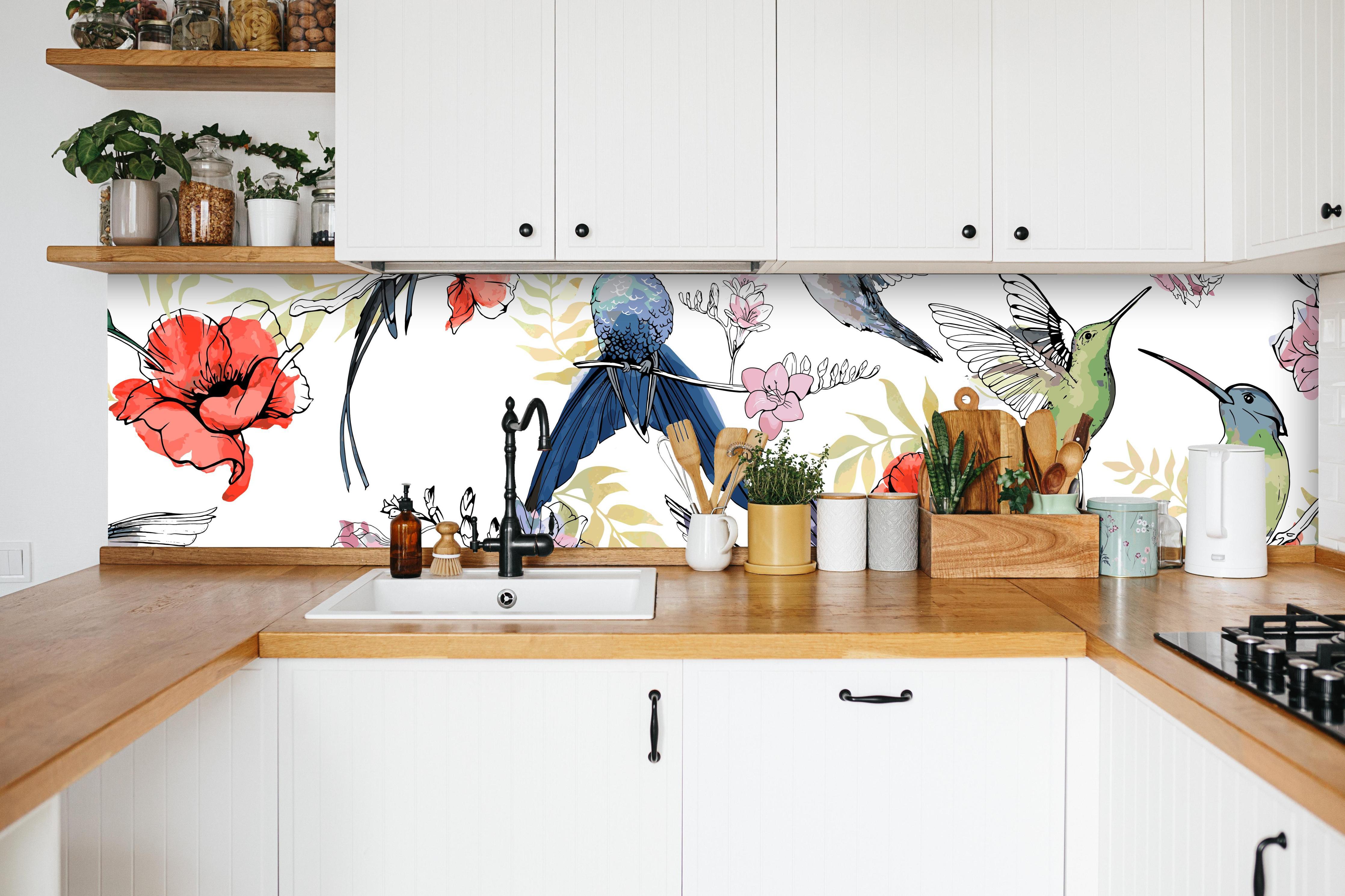 Küche - Wunderschöne Kolibris in weißer Küche hinter Gewürzen und Kochlöffeln aus Holz