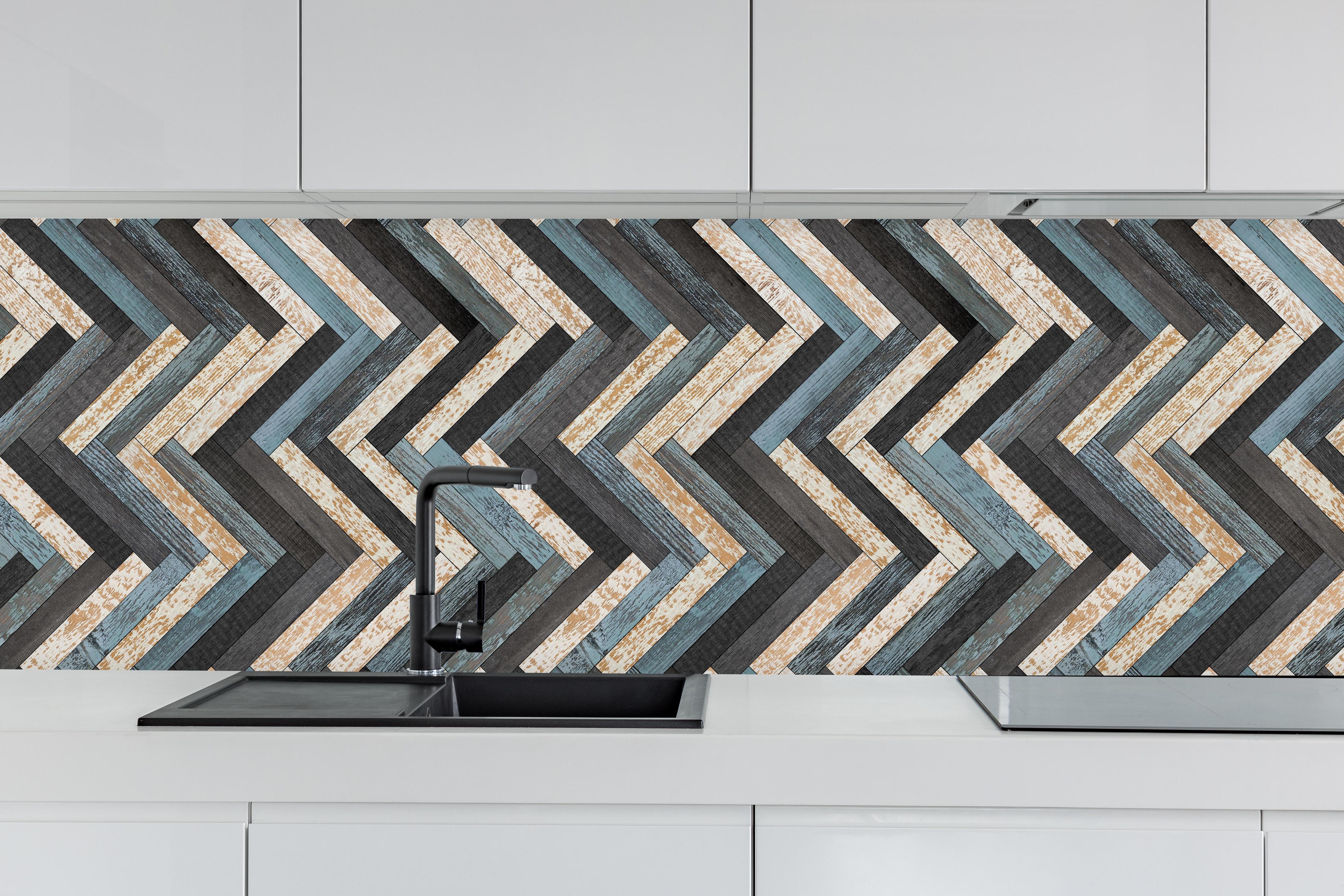 Küche - Zickzackförmige Holztextur hinter weißen Hochglanz-Küchenregalen und schwarzem Wasserhahn