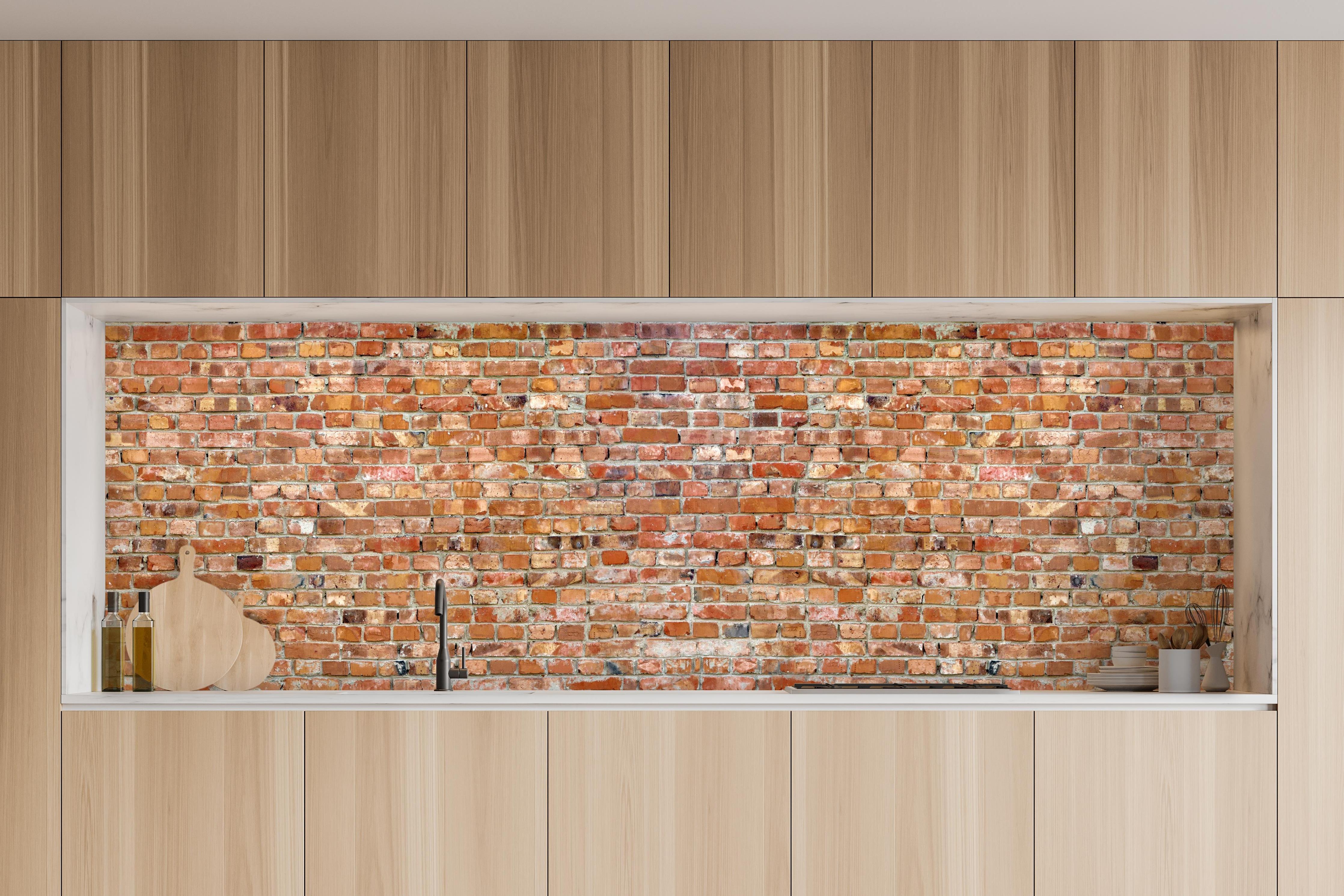 Küche - Ziegelmauer in roter Farbe in charakteristischer Vollholz-Küche mit modernem Gasherd